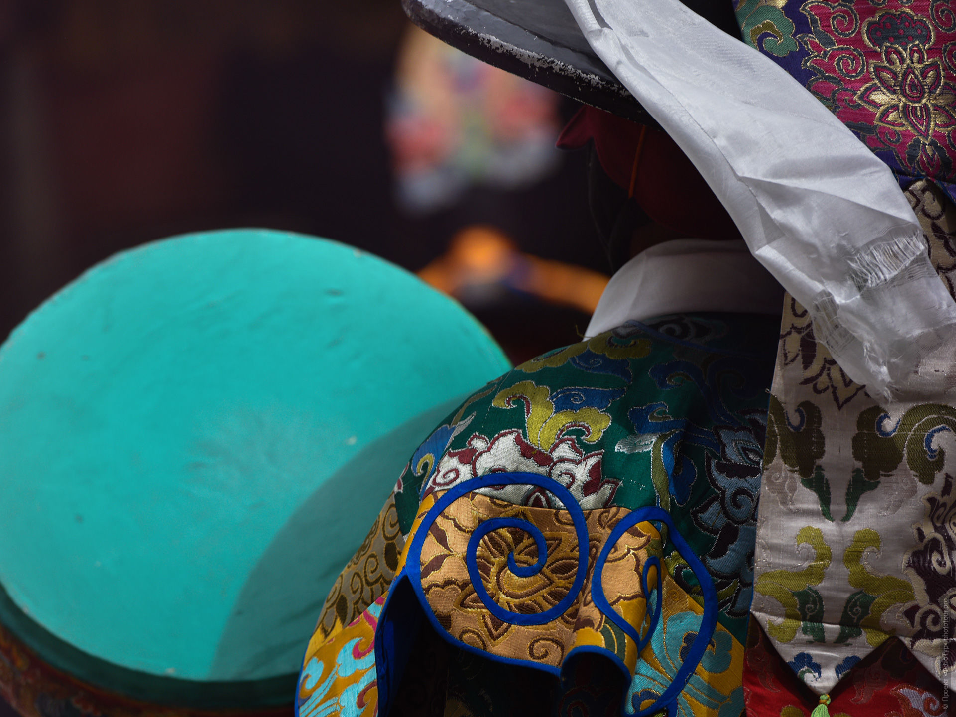 ���������� ����� � ���������� �� ����� ������������� ���������. Rnga cham monks performing drum dance Ladakh.
