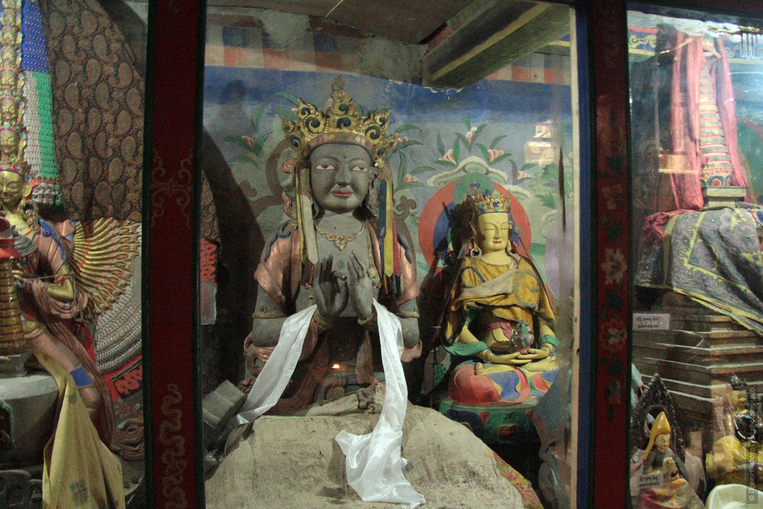 Фигуры Будды и Учителей буддийского монастыря Рангдум, поселок Рангдум, дорога в Занскар.