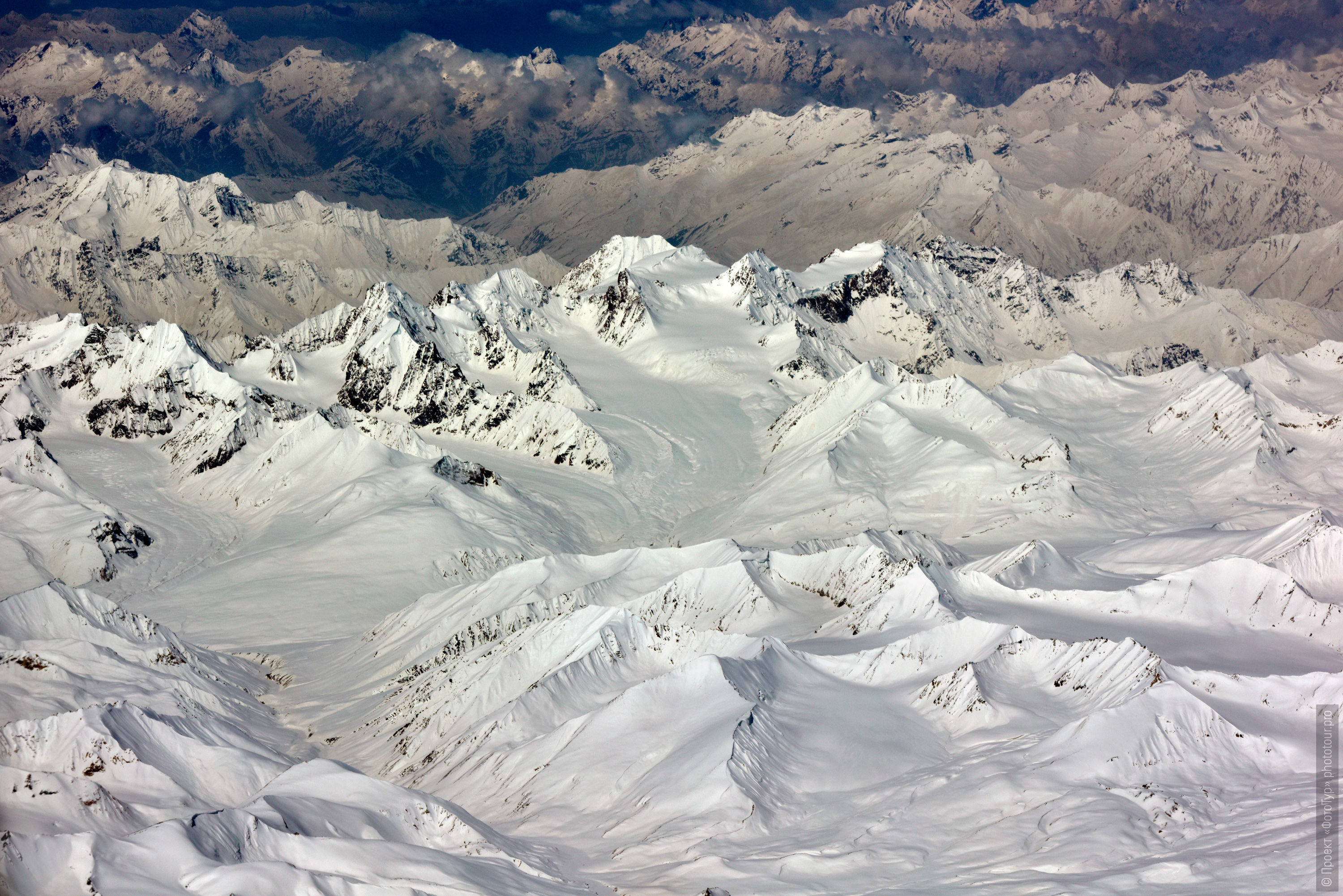 Снежные горные цепи Ладакха. Фототуры в Гималаи.