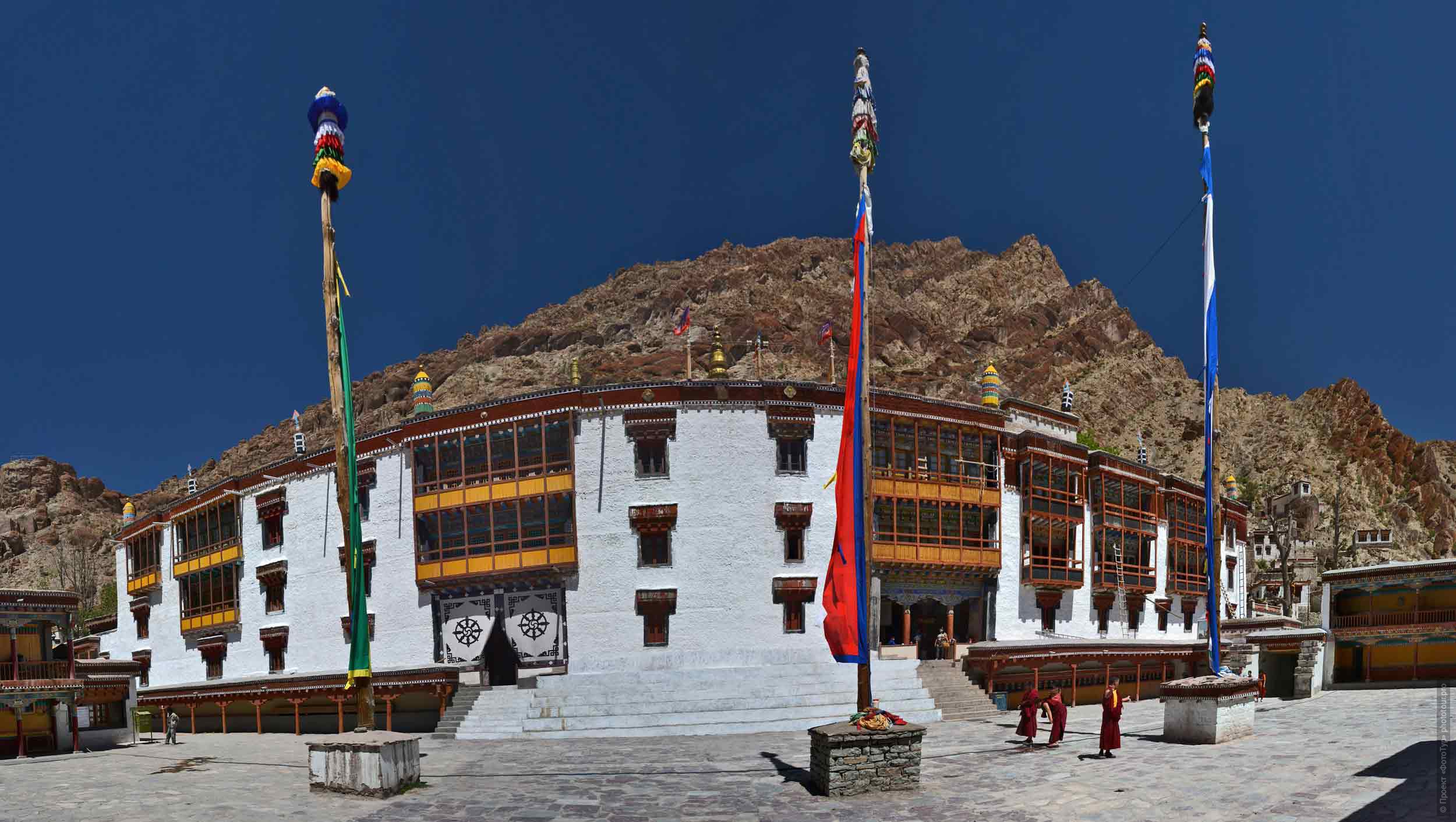 Главный двор буддийского монастыря Хемис Гонпа, Ладакх, Северная Индия.
