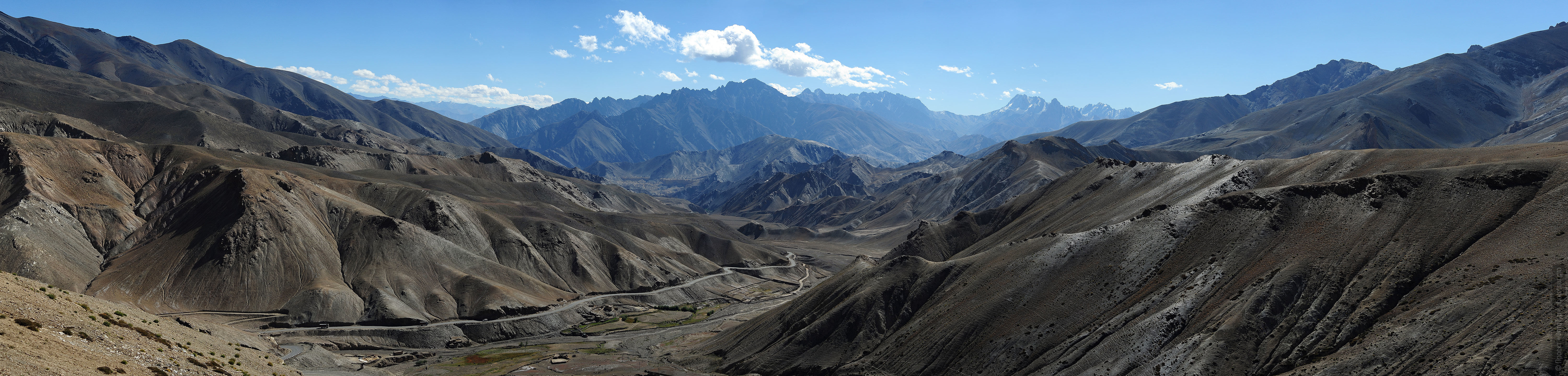 Вид на долину Ламаюру с перевала Фоту Ла. Тур в Гималаи с русскими гидами.