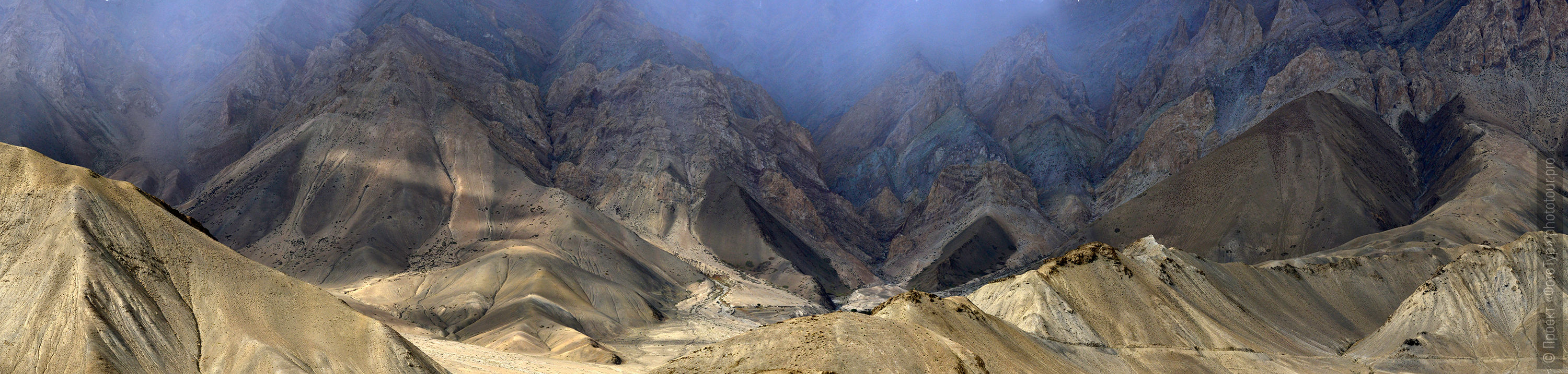 Верховья долины Ламаюру, перевал Фоту Ла, Ладакх, Гималаи, Северная Индия.