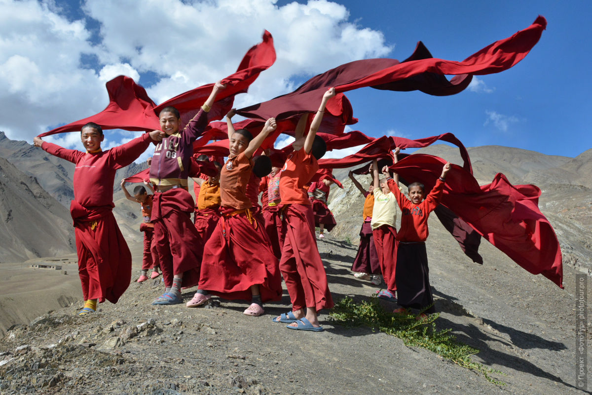 Маленькие ламы буддийского монастыря Ламаюру, Горные цепи Ладакха, медитационный Ретрит Истоки Тибета, буддийская мистерия Танец Цам в Ламаюру, июнь 2020 года.
