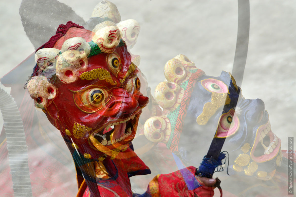 Тур в Тибет: Танец Цам в боновском монастыре Ладакха Ламаюру Гонпа.