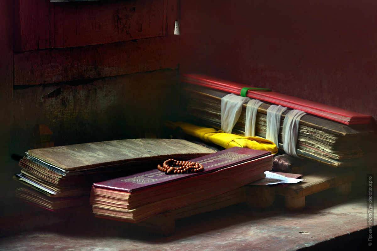 Тибетские книги в буддийском монастыре Ламаюру Гонпа, Ладакх, Северная Индия.