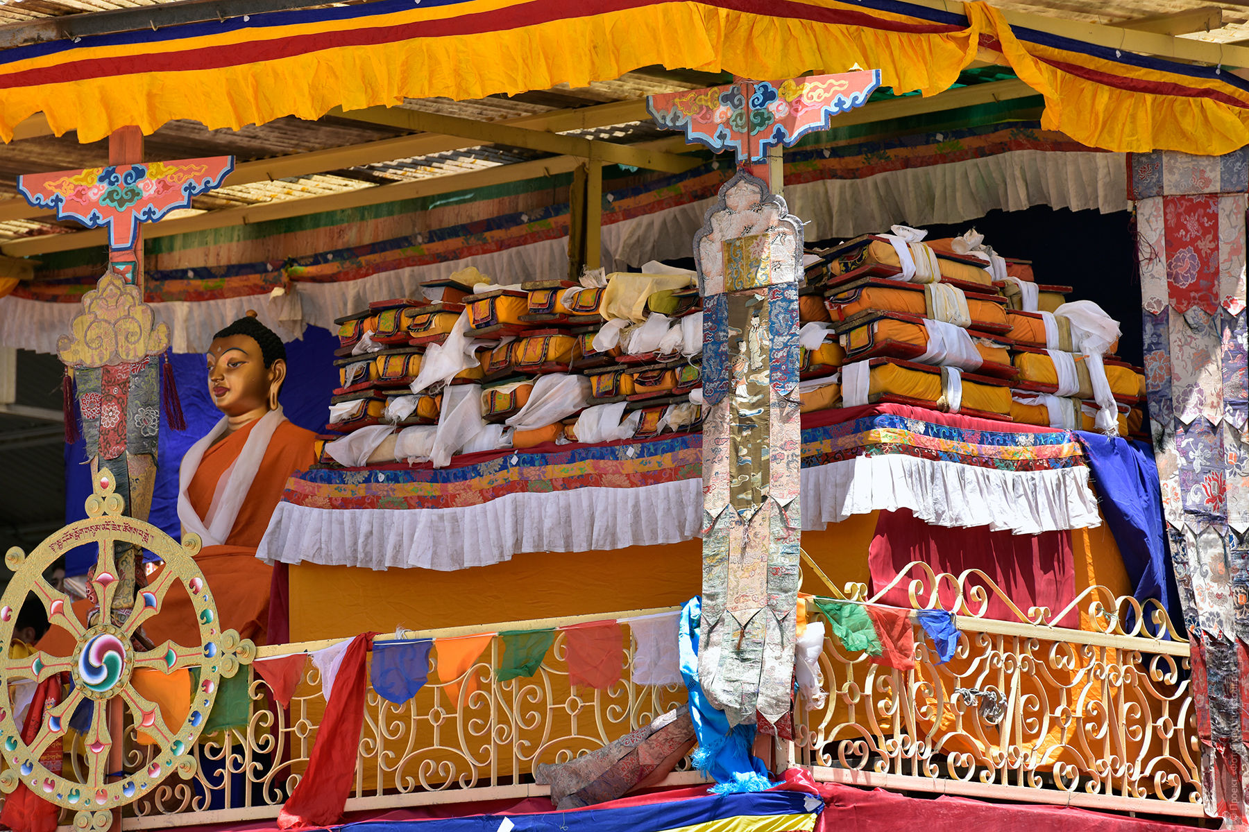 Священные буддийские книги на празднике Будда Пурнима в Лехе, Ладакх.