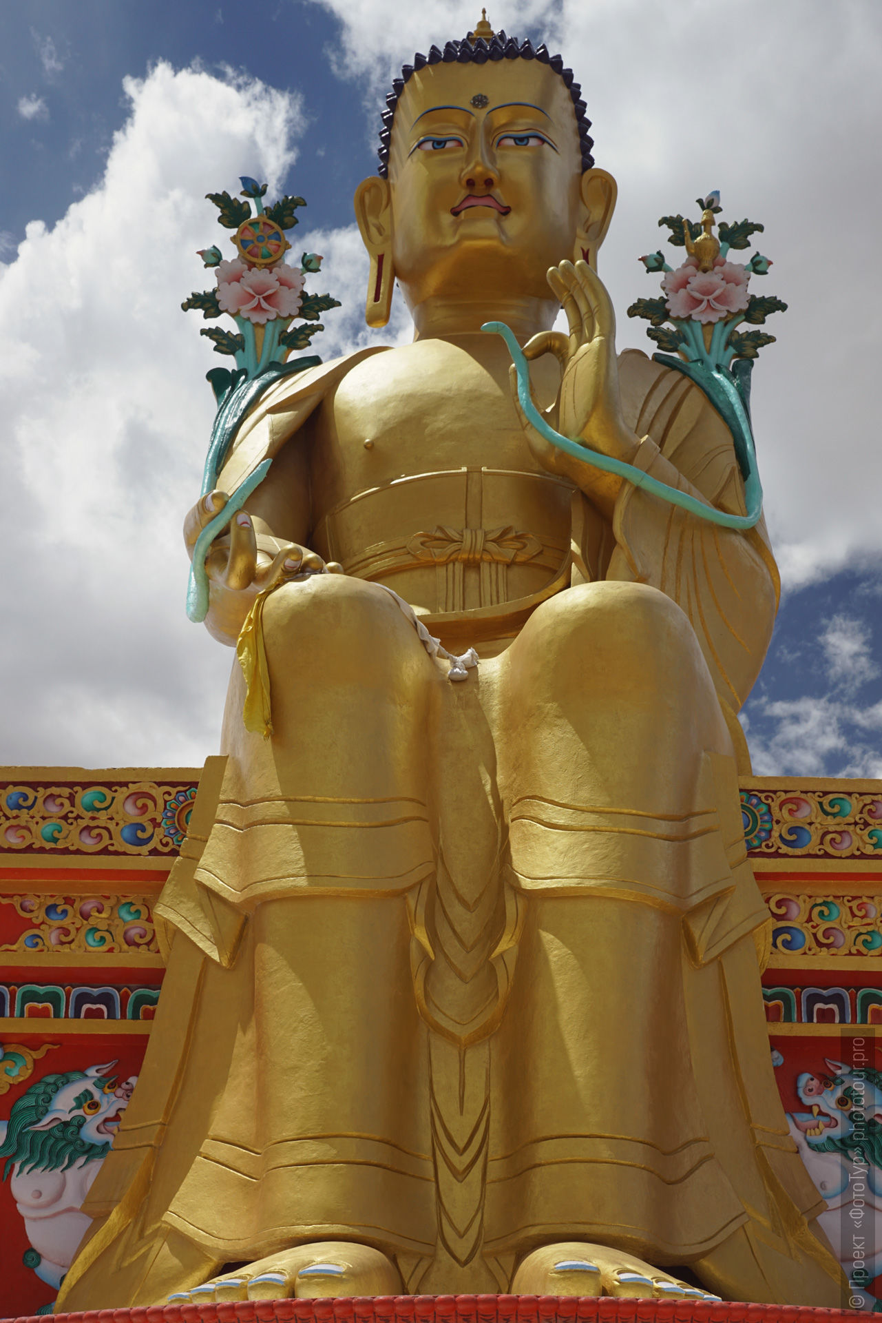 Статуя Будды Шакьямуни в буддийском монастыре  Ликир, Ликир Гомпа, Лукхьи Гомпа.