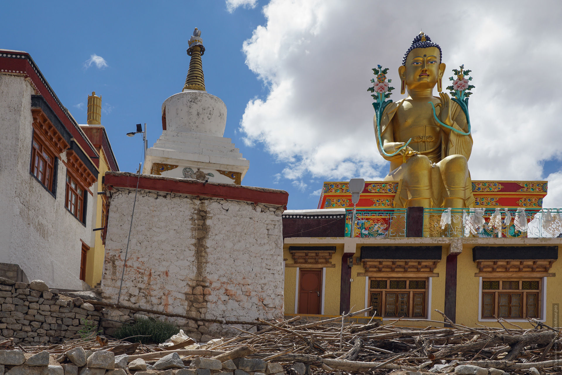Статуя Будды Шакьямуни в буддийском монастыре Ликир, Ладакх, Гималаи, Индия.