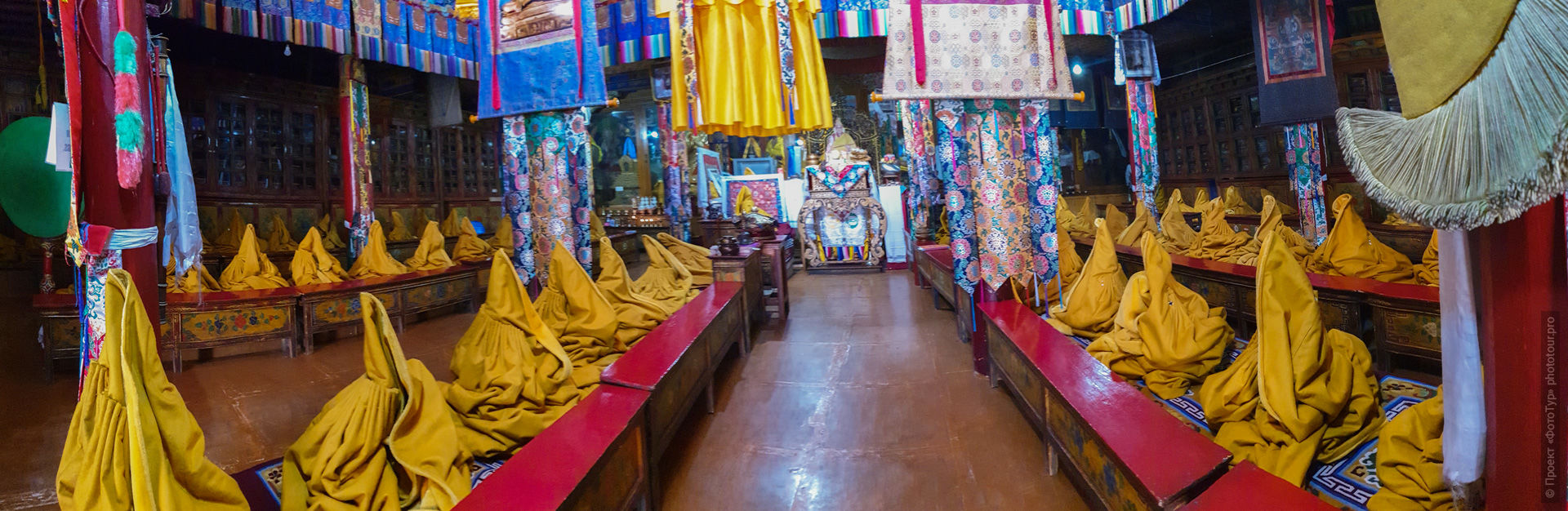 Главный зал древнего друкханга буддийского монастыря Ликир Гонпа, Ладакх.