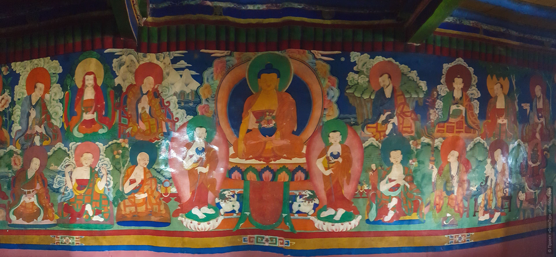 Будда и 16 архатов, буддийский монастырь Ликир Гонпа, Ладакх, Гималаи, Северная Индия.