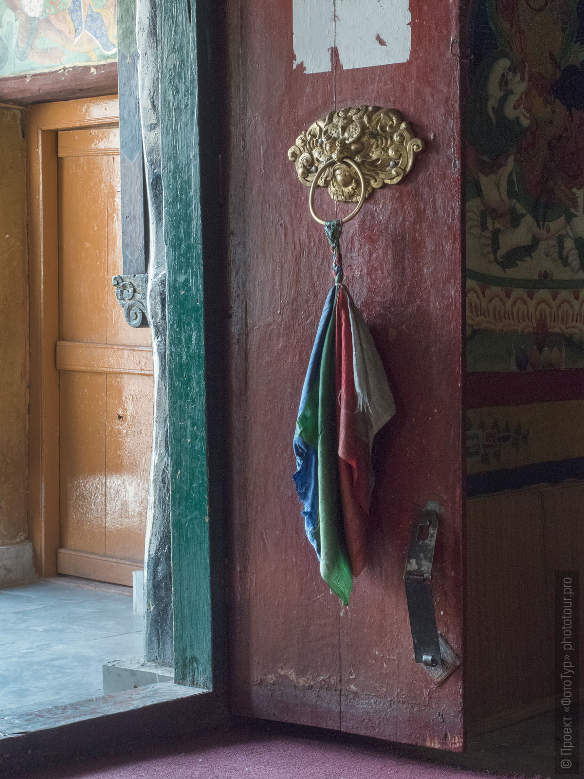 Дверь в новый друкханг, буддийский монастырь Ликир Гонпа, Ладакх, Гималаи, Северная Индия.