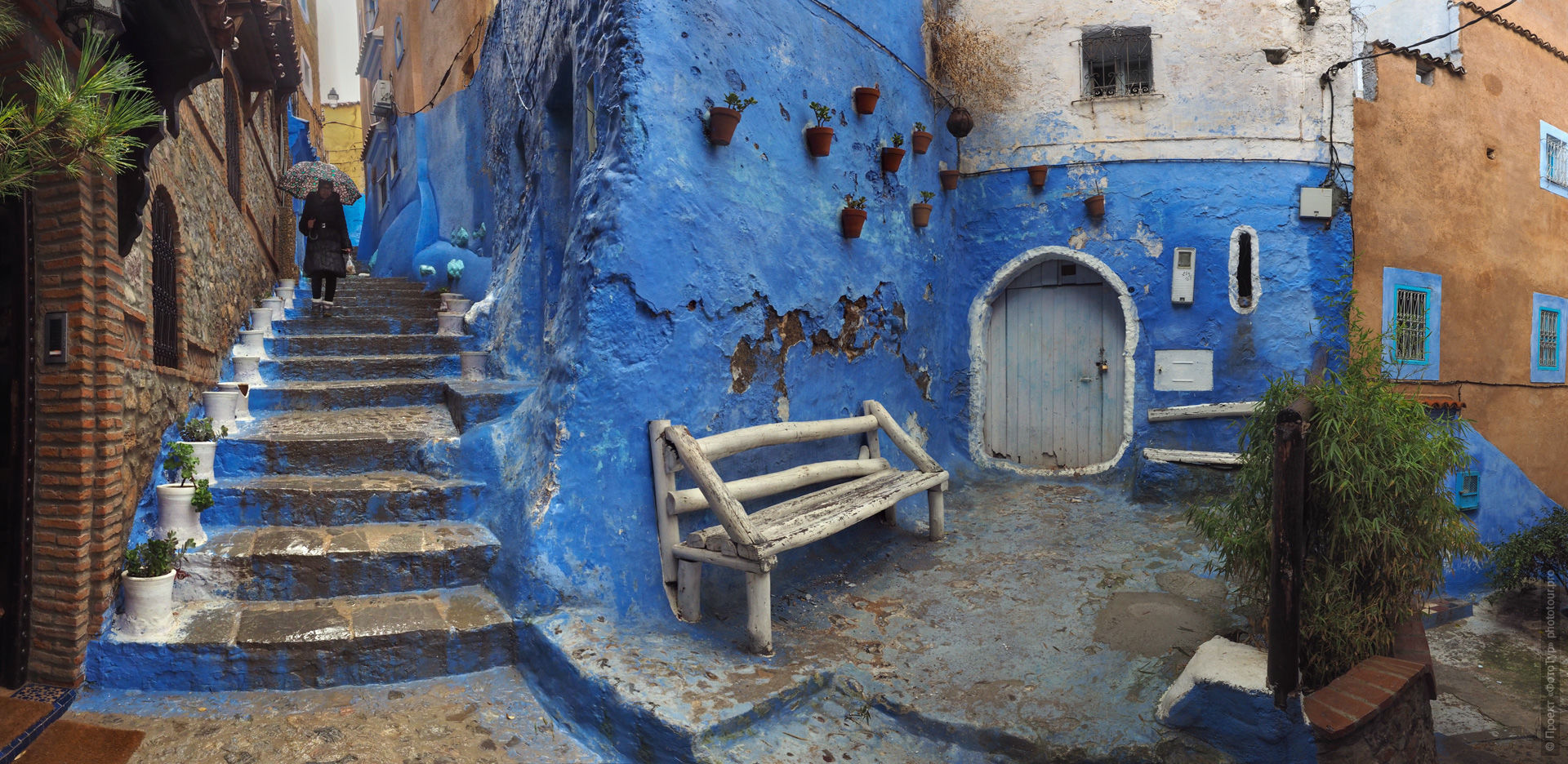 Белая скамейка в синей медине Шефшауэна. Фототур в Марокко: медины и порты Марокко, 7 ноября - 18 ноября 2021 года.