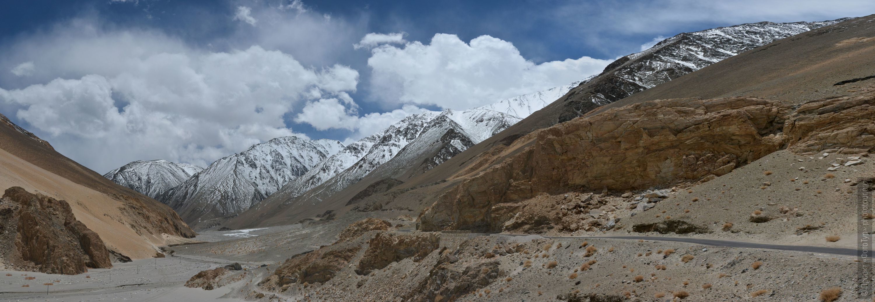 A photograph of the road Leh - Lake Pangong. Expedition Tibet Lake-2: Pangong, Tso Moriri, Tso Kar, Tso Startsapak, Leh-Manali highway