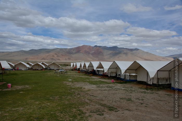 Лагерь на озере Цо Кар.