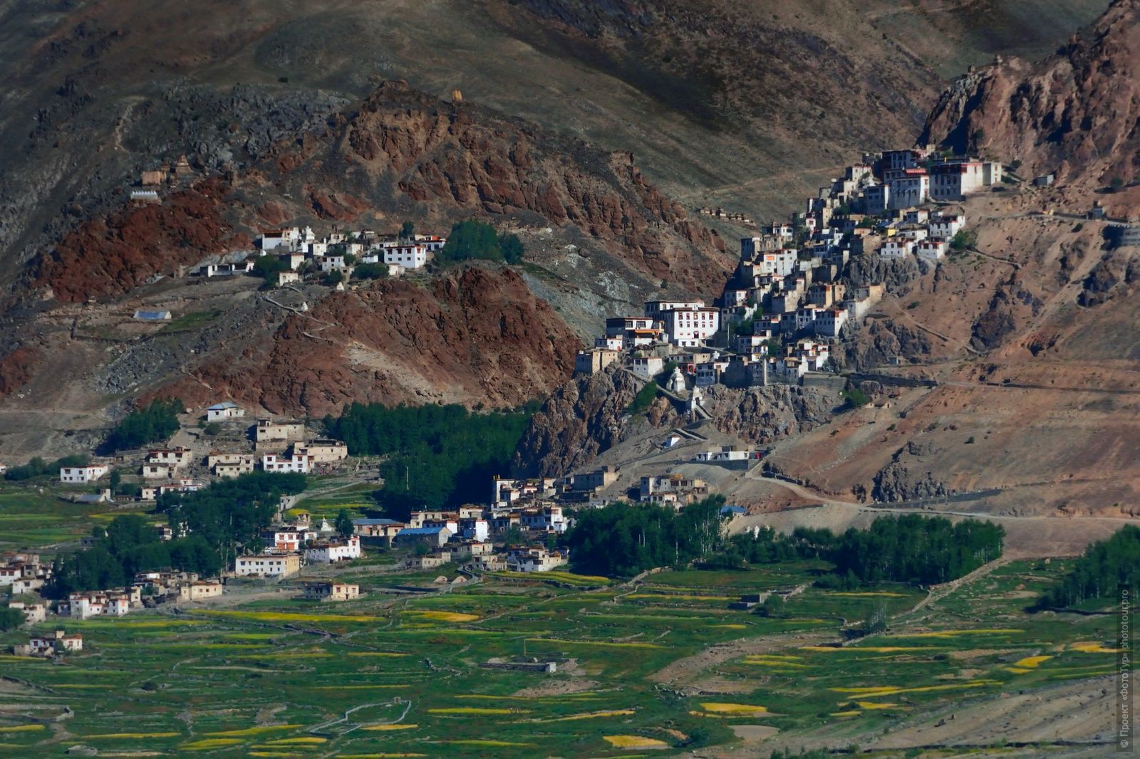 Деревня Карча и буддийский монастырь Карча Гонпа над ней, Занскар.