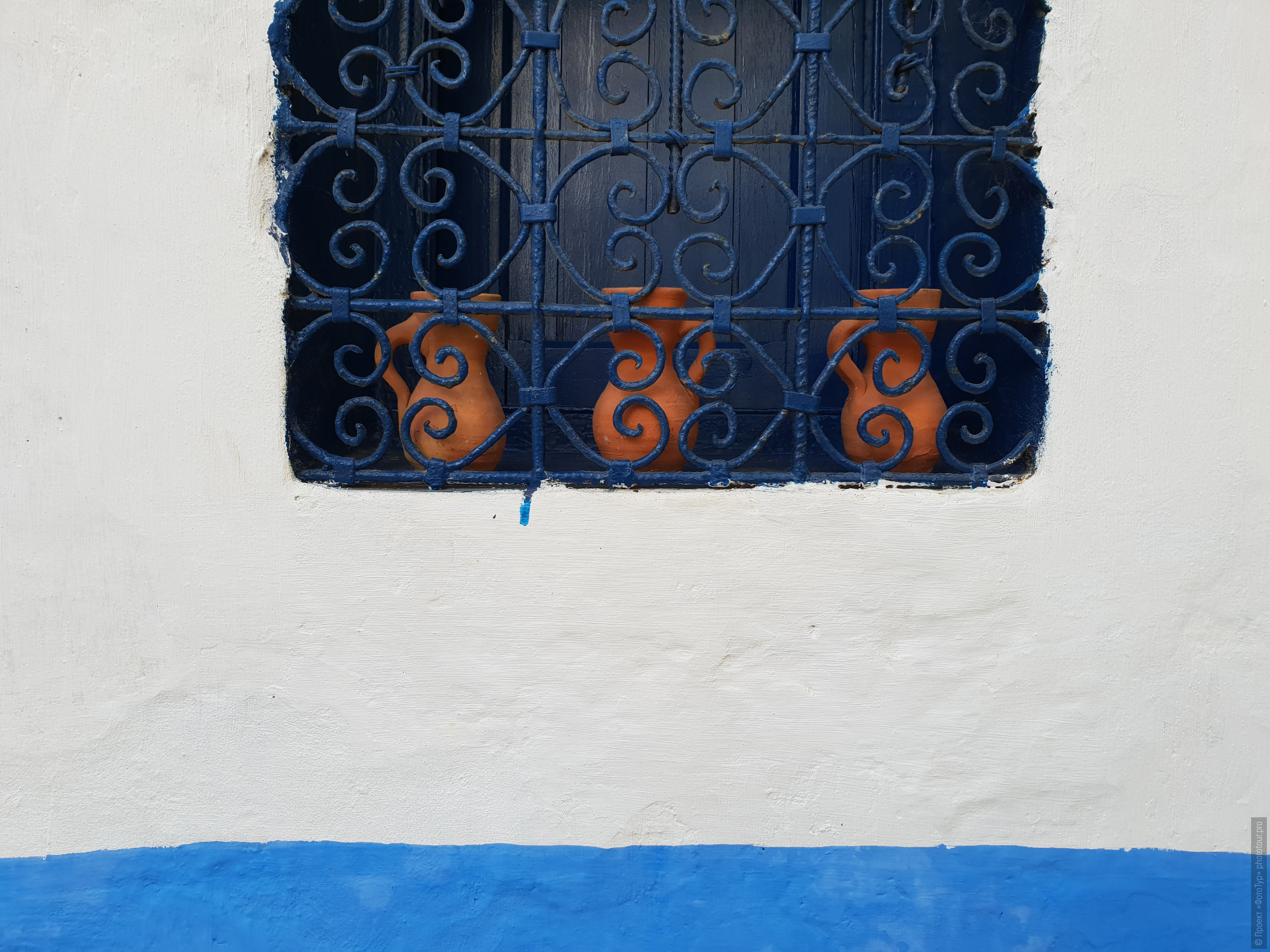 Кувшины в белой стене Асилы, фототур по Марокко, ноябрь 2018 года.