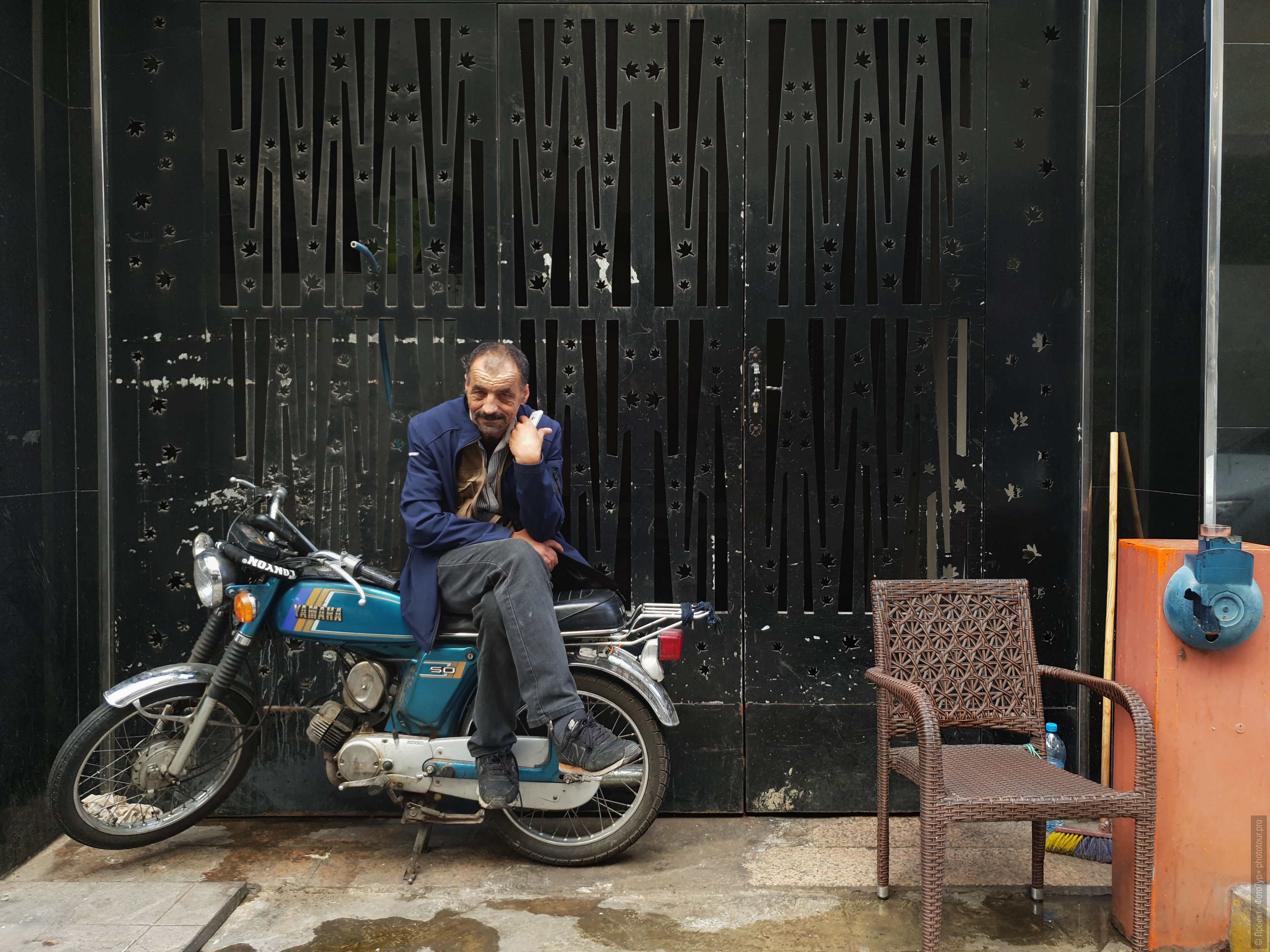 Прохожий на улице Касабланки, фототуры по Марокко с Проектом ФотоТур.