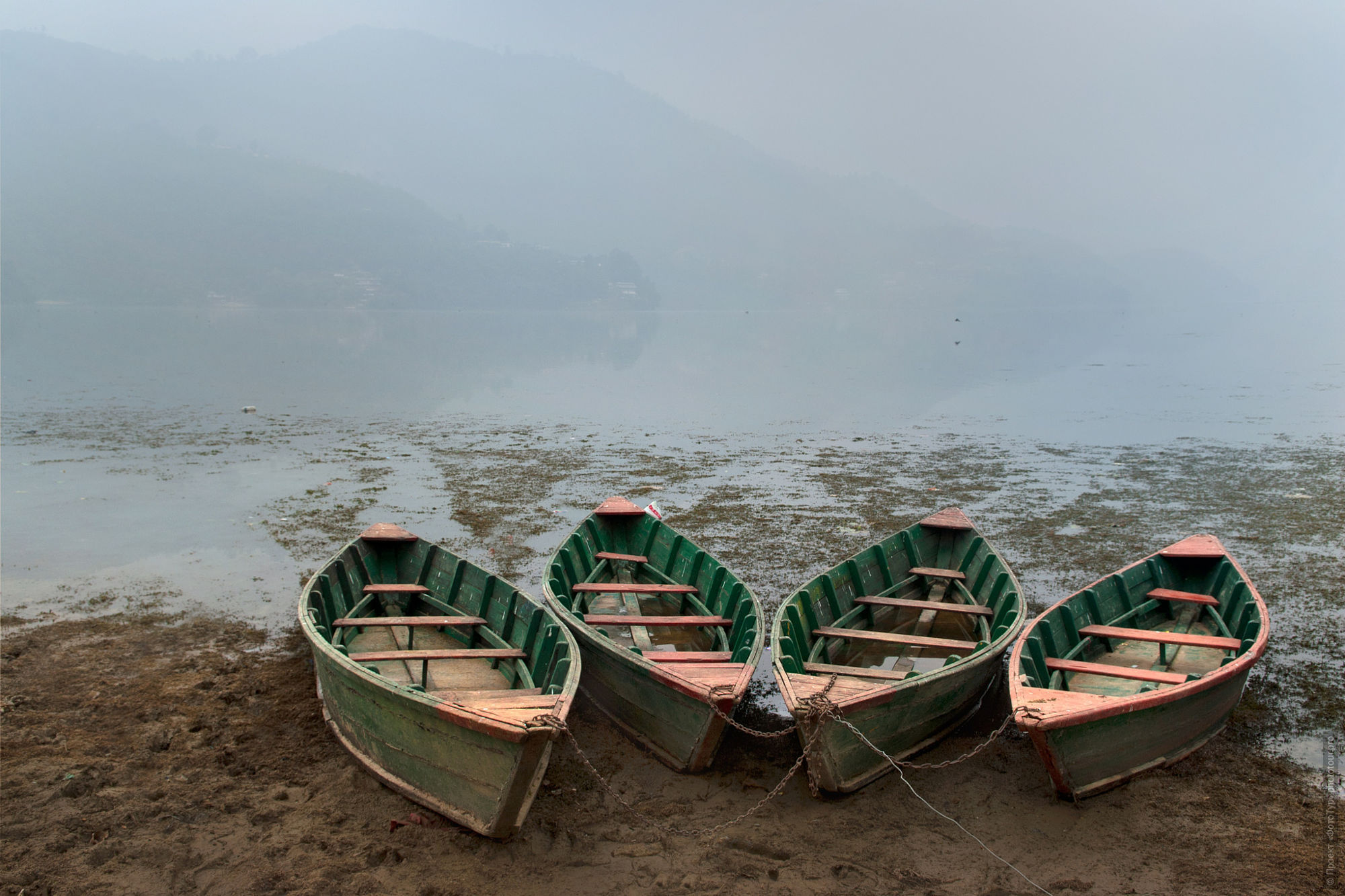 Лодочки на озере Фева, Покхара, тур по Непалу, март 2017 года.