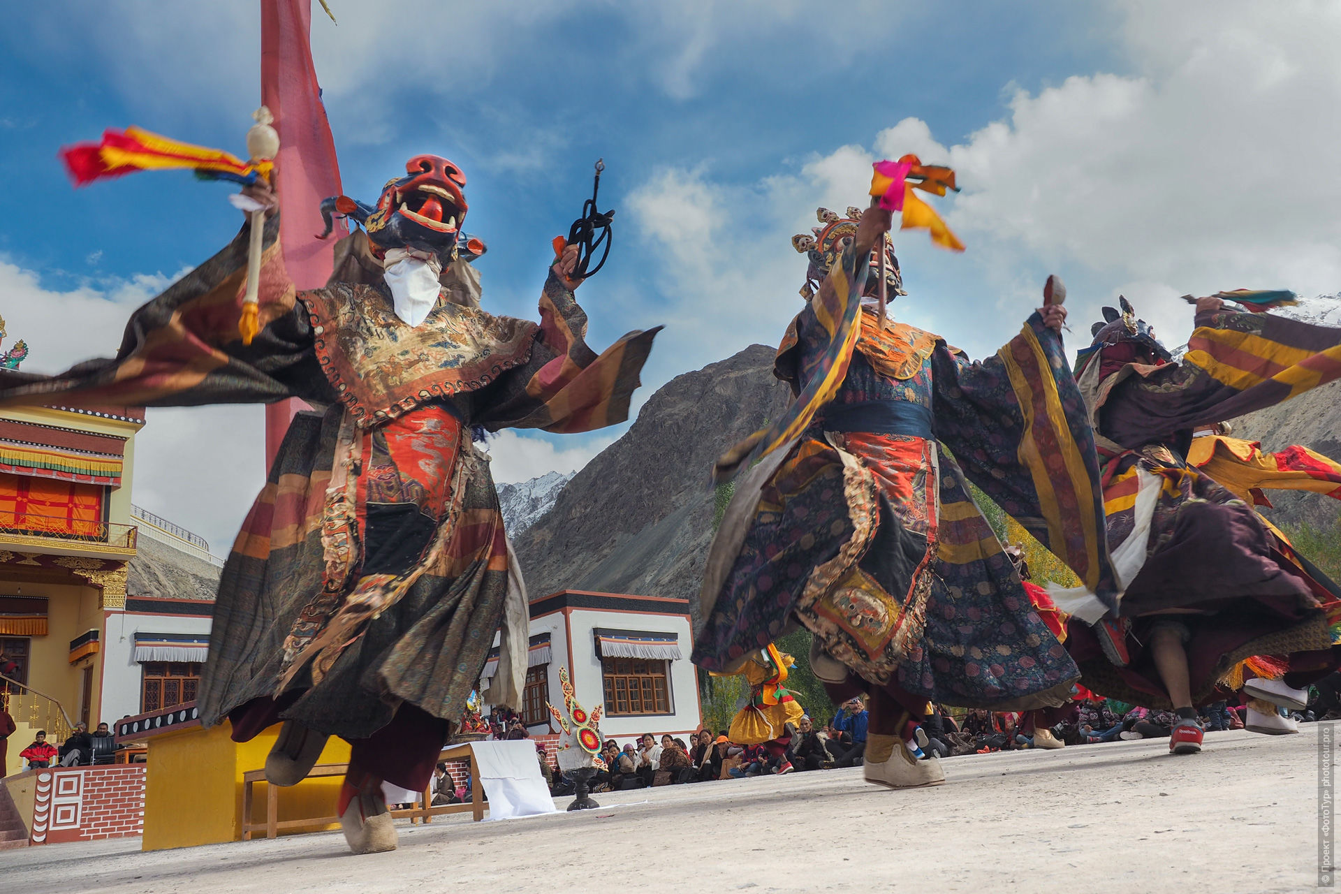 Танец лам в масках на буддийской мистерии Дискит Густор, Нубра, Ладакх.