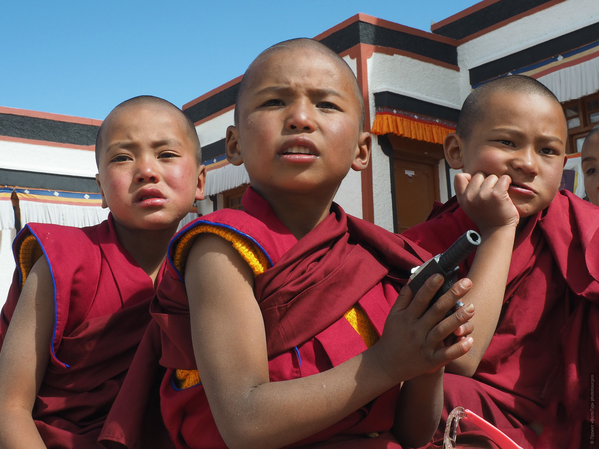 Маленькие ламы. Буддийский монастырь Дискит Гонпа, долина Нубра, Ладакх, Северная Индия.