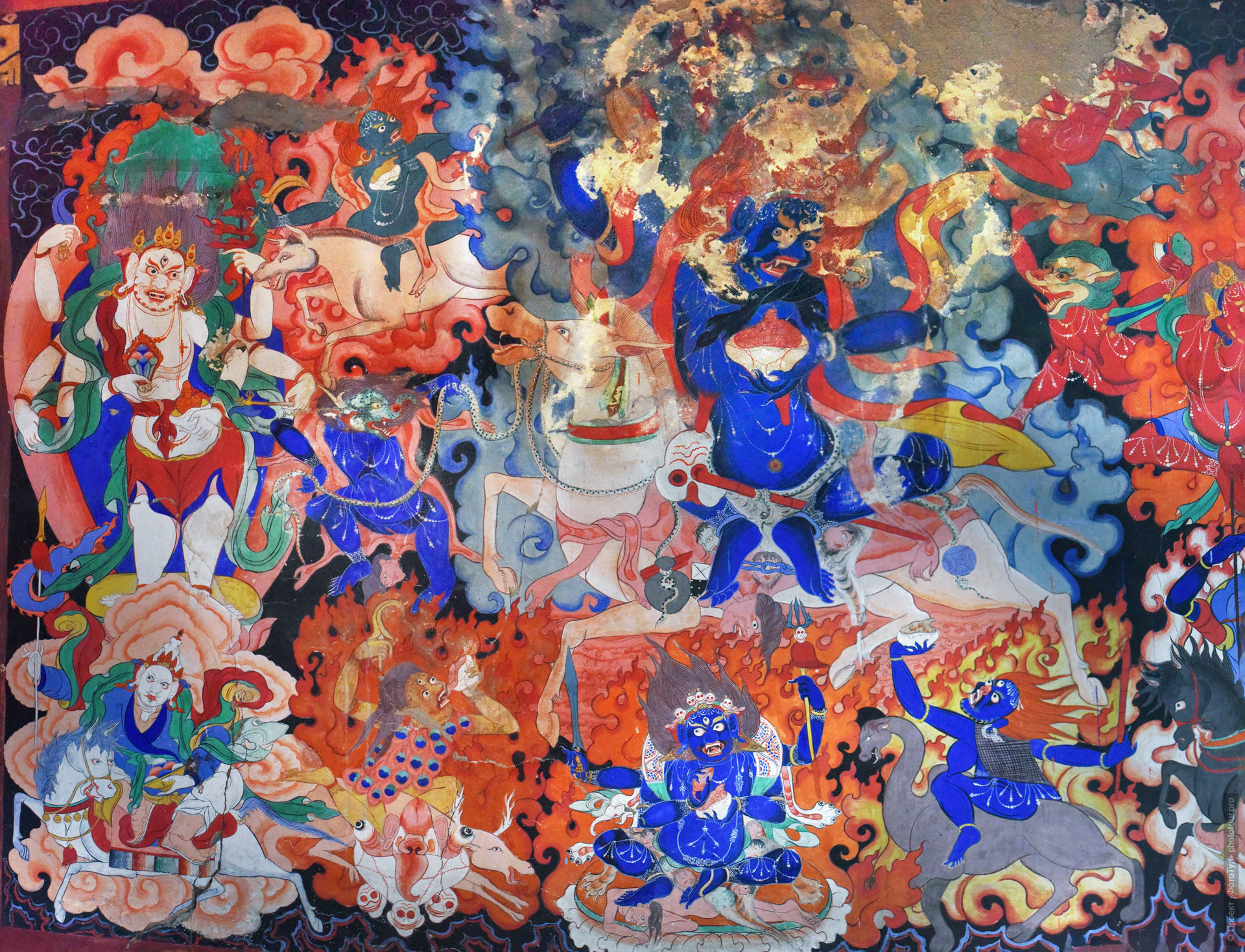 Фрески храма Защитников Дхармы. Буддийский монастырь Дискит Гонпа, долина Нубра, Ладакх, Северная Индия.