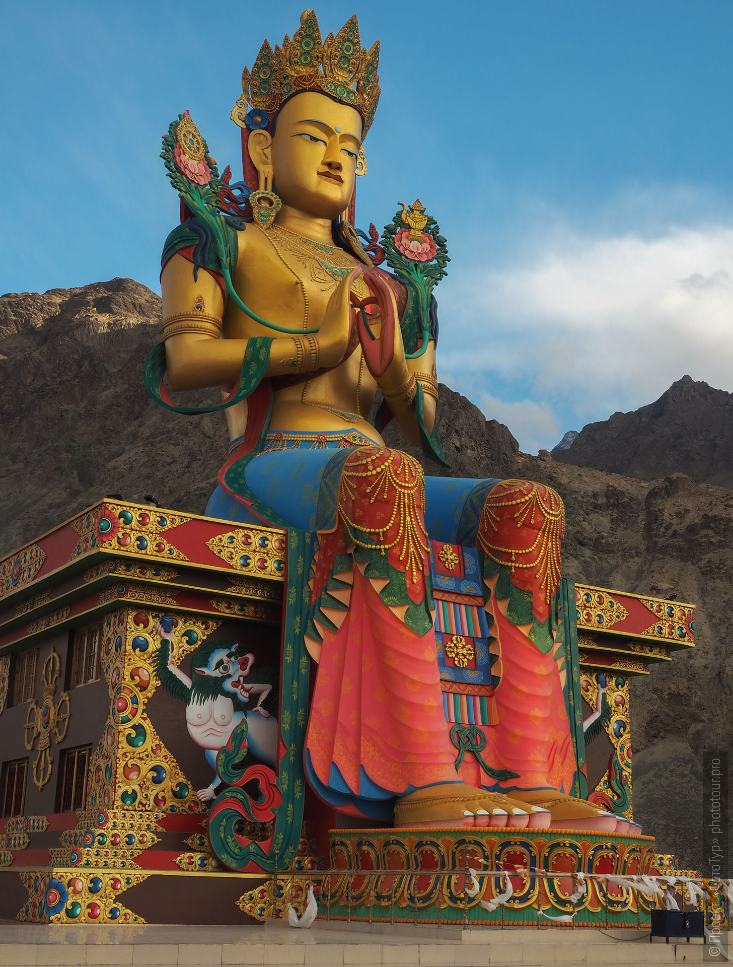 Статуя Будды Джампы, Будды Матрейя. Буддийский монастырь Дискит Гонпа, долина Нубра, Ладакх, Северная Индия.