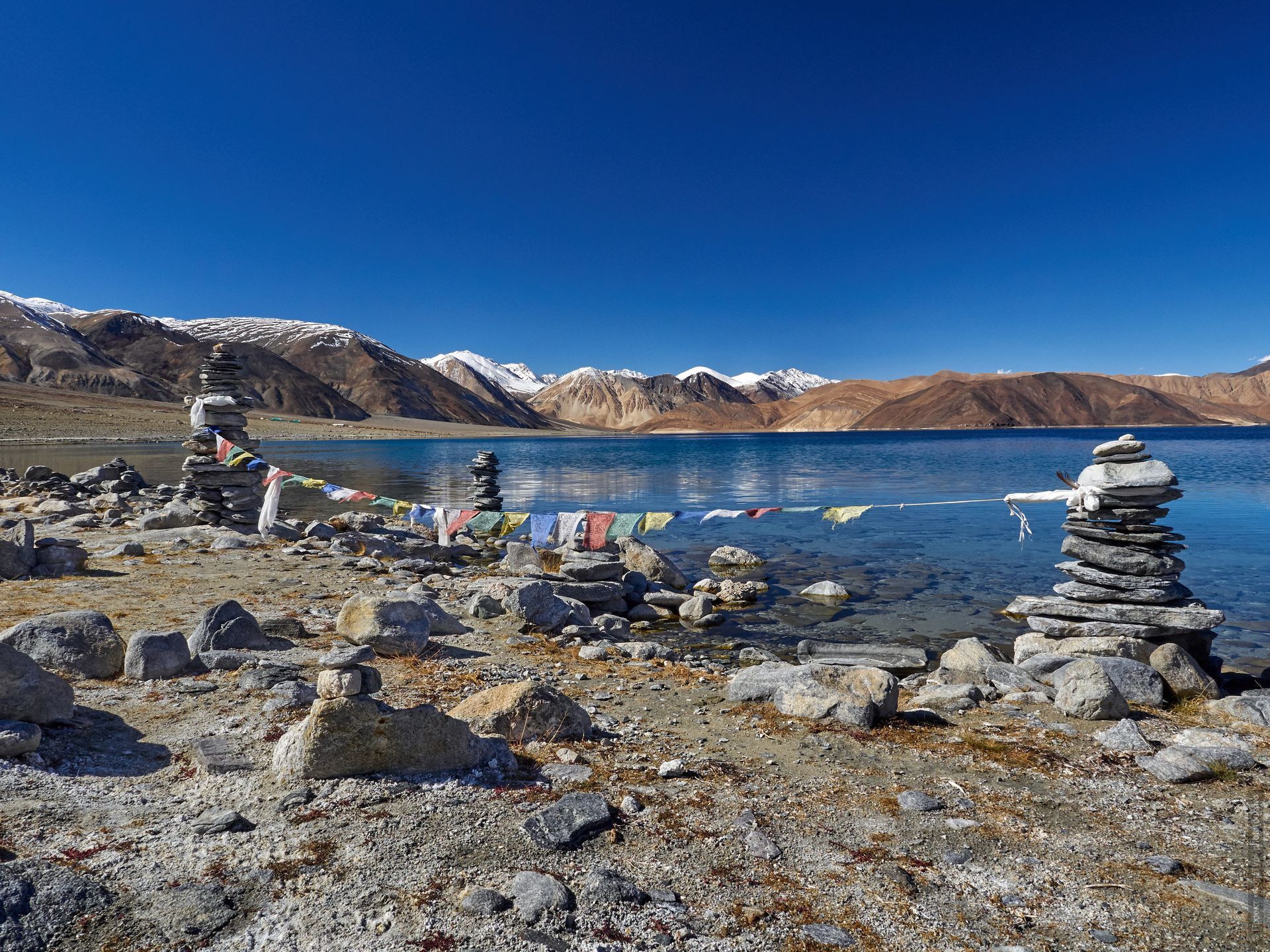 Waves Pangong Tso Lake, Ladakh, Northern India. Photo tour of the lake Pangong, Ladakh, in October 2023.