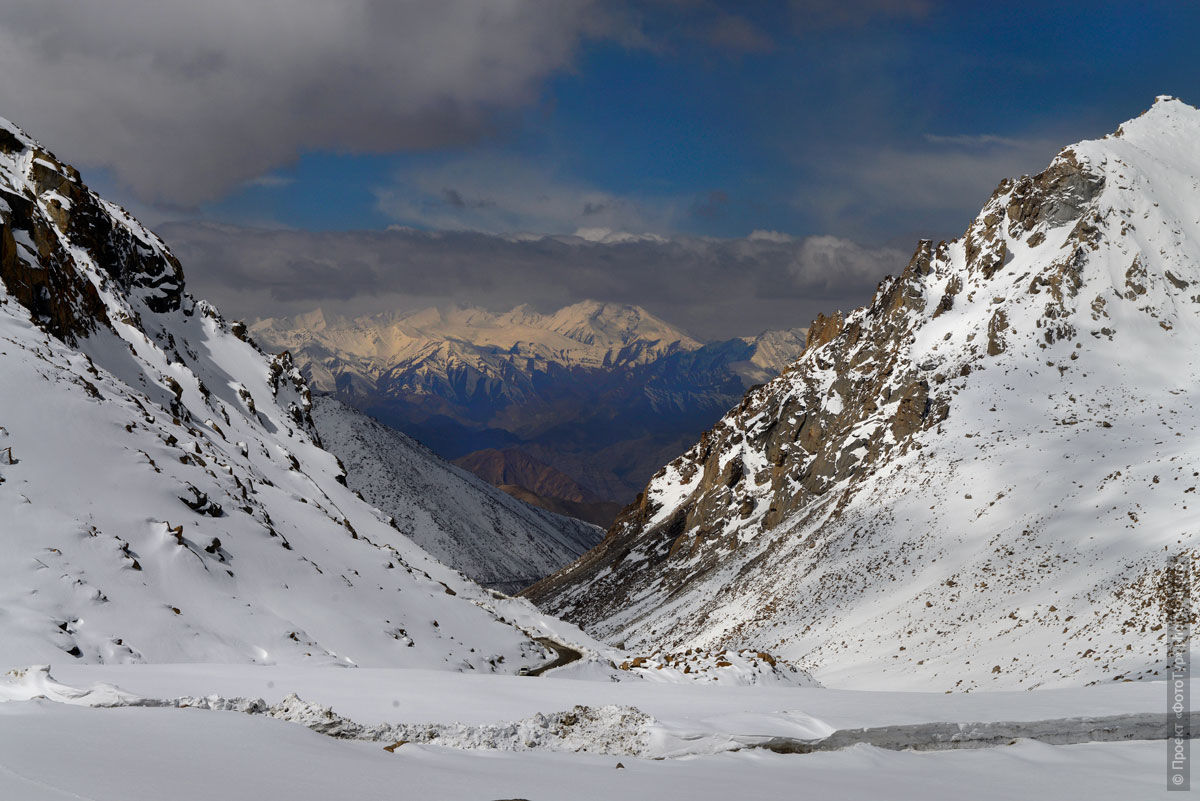 View of the valley of Ladakh with Chang La Pass, Leh road - Tangse. Tour of Lake Pangong Tso, October 2023.