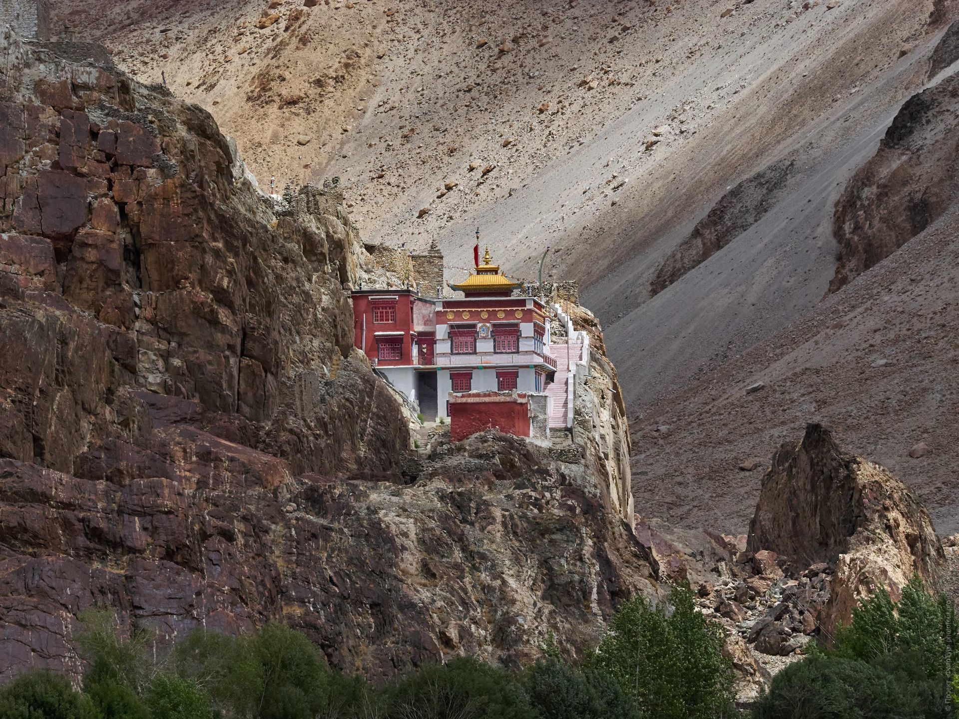 Monastery Tangtse. Expedition Tibet Lake-2: Pangong, Tso Moriri, Tso Kar, Tso Startsapak, Leh-Manali highway.