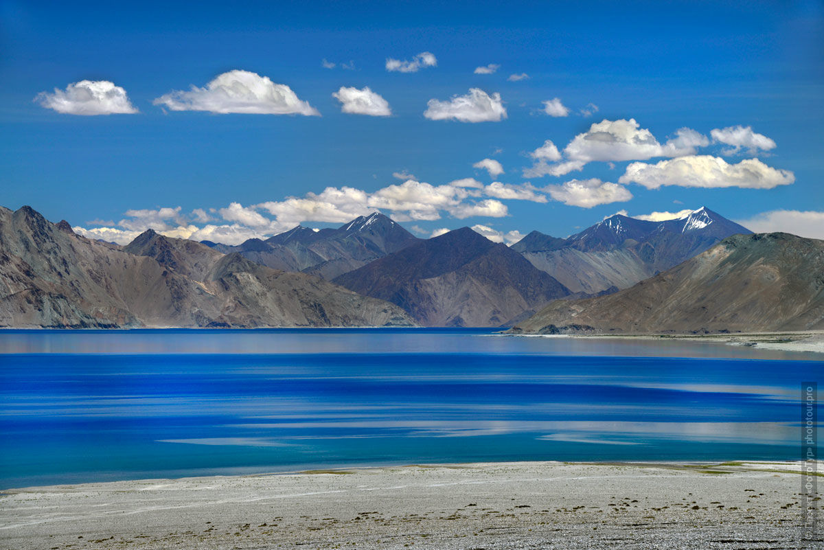 Гималаи озера. Пангонг-ЦО Тибет. Пангонг-ЦО Ладакх. Озеро Пангонг-ЦО. Озеро Пангонг Ладакх Индия.
