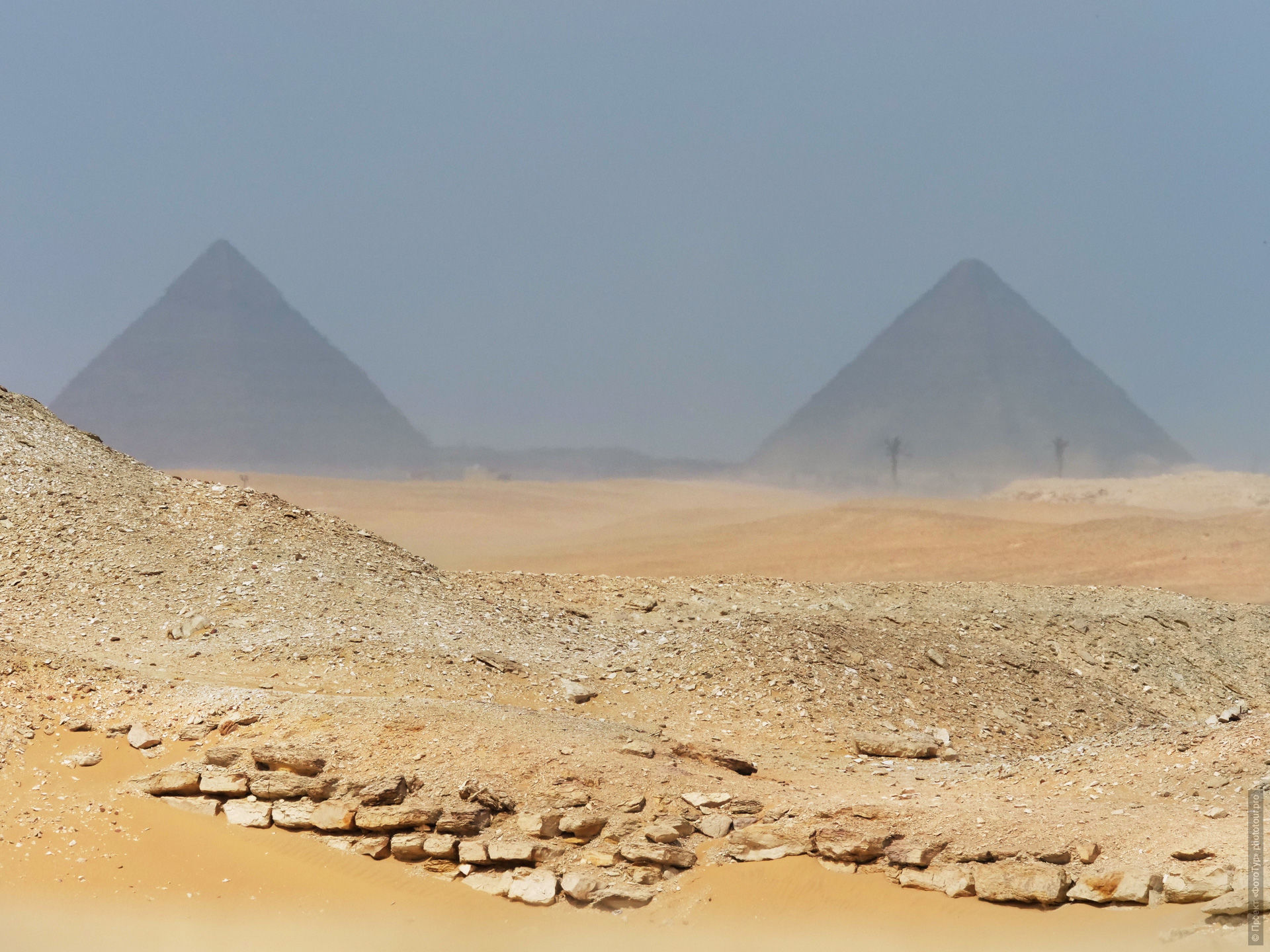 Пирамиды Гизы от пирамиды Джосера в Саккаре, Каир, Египет.