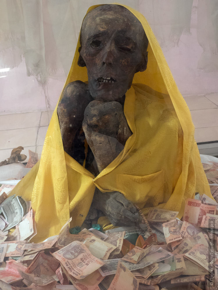 В деревне Гуен хранится мумия монаха Сангха Тензин, долина Спити, северная Индия.