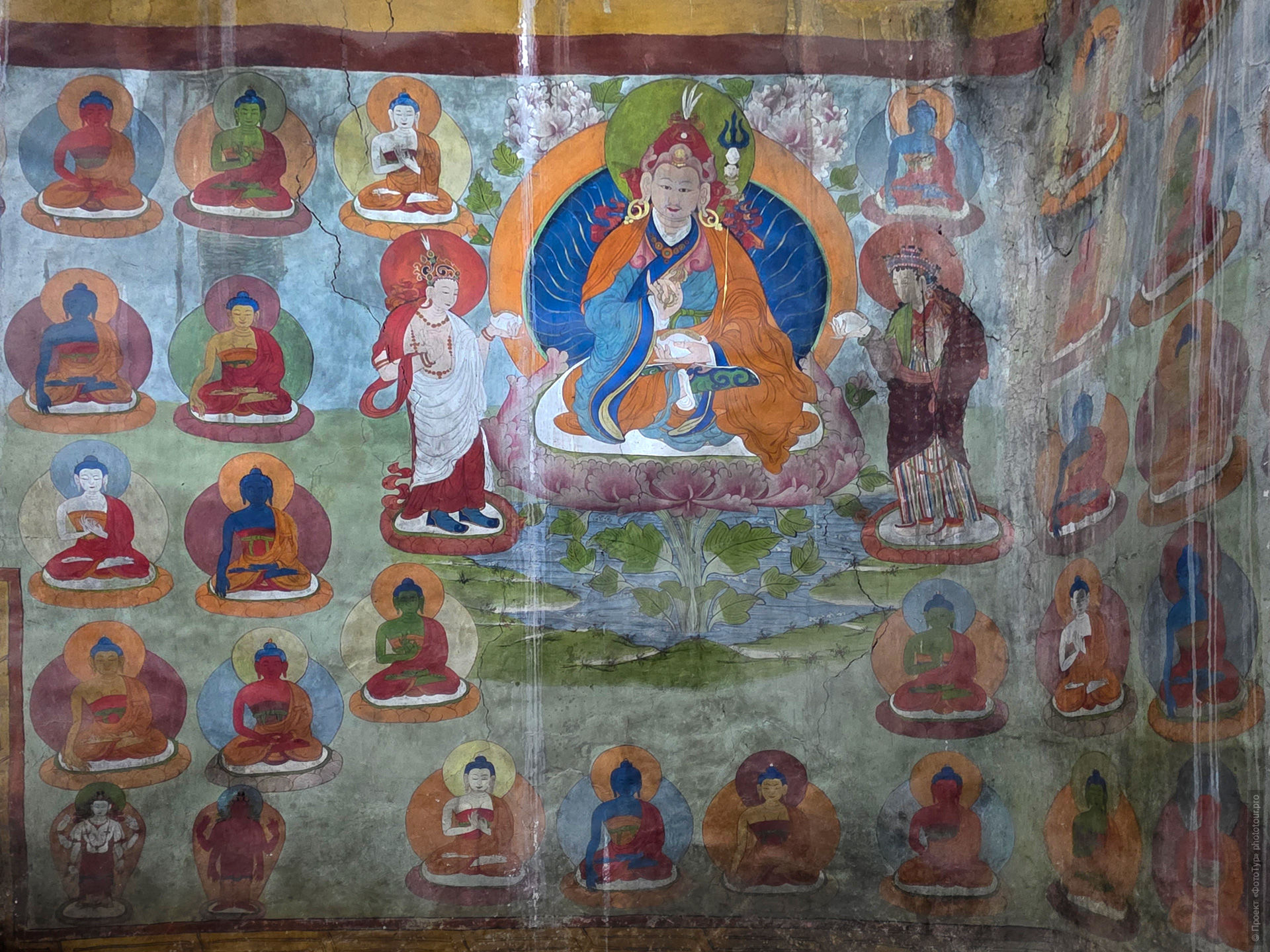 Сумда Чунг интерьер, апсида Сумда Чунг, Махавайрочана Сумда Чунг, Ваджрадхату мандала Сумда Чунг, 37 божеств Сумда Чунг, стукко скульптуры Сумда Чунг, фрески Сумда Чунг, древний храм Ладакх интерьер, буддийские росписи Ладакх фото, четырёхликий Махавайрочана Ладакх, скульптура Западные Гималаи XII век, ниша главного храма Сумда Чунг