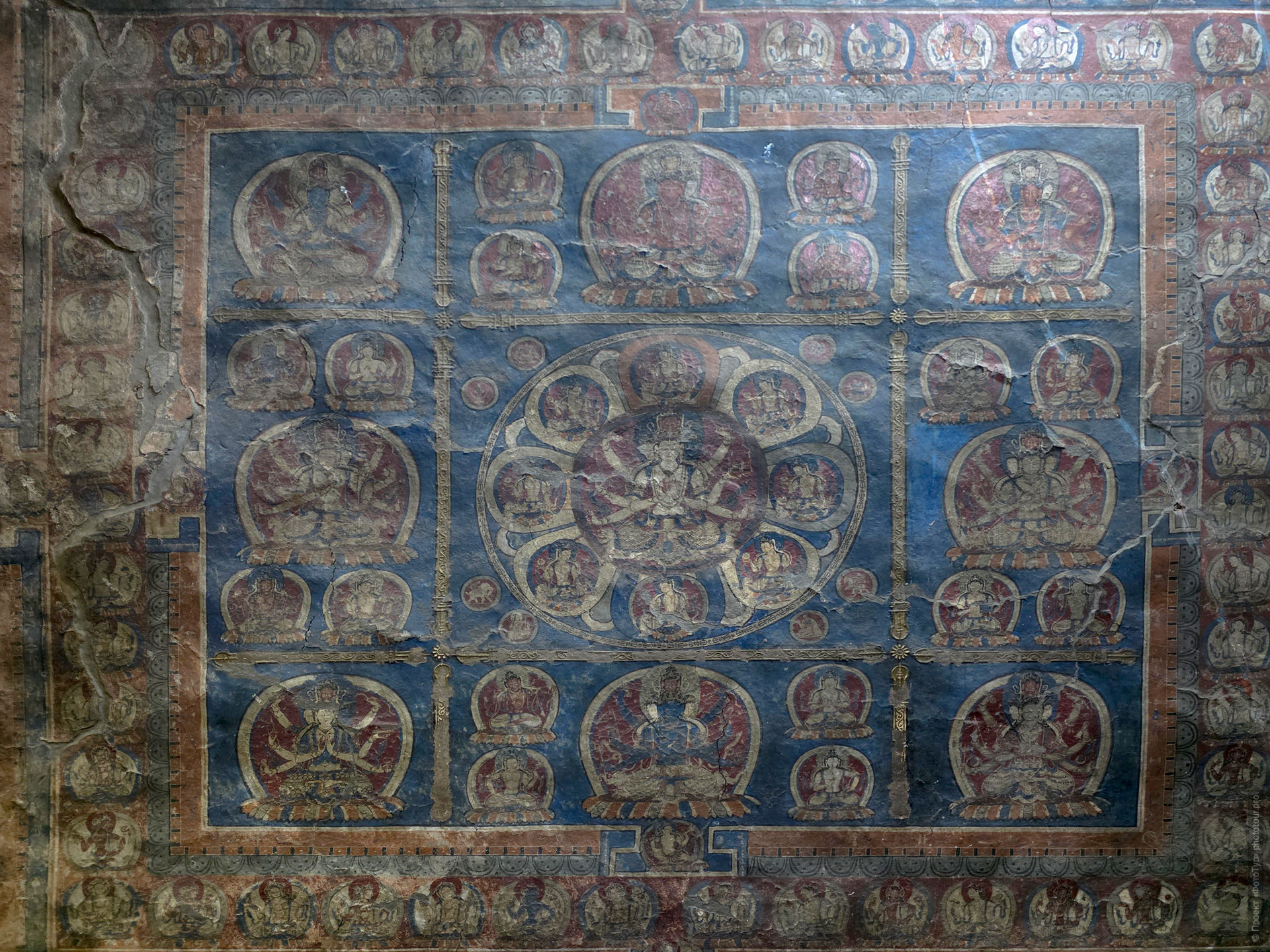 Сумда Чунг интерьер, апсида Сумда Чунг, Махавайрочана Сумда Чунг, Ваджрадхату мандала Сумда Чунг, 37 божеств Сумда Чунг, стукко скульптуры Сумда Чунг, фрески Сумда Чунг, древний храм Ладакх интерьер, буддийские росписи Ладакх фото, четырёхликий Махавайрочана Ладакх, скульптура Западные Гималаи XII век, ниша главного храма Сумда Чунг