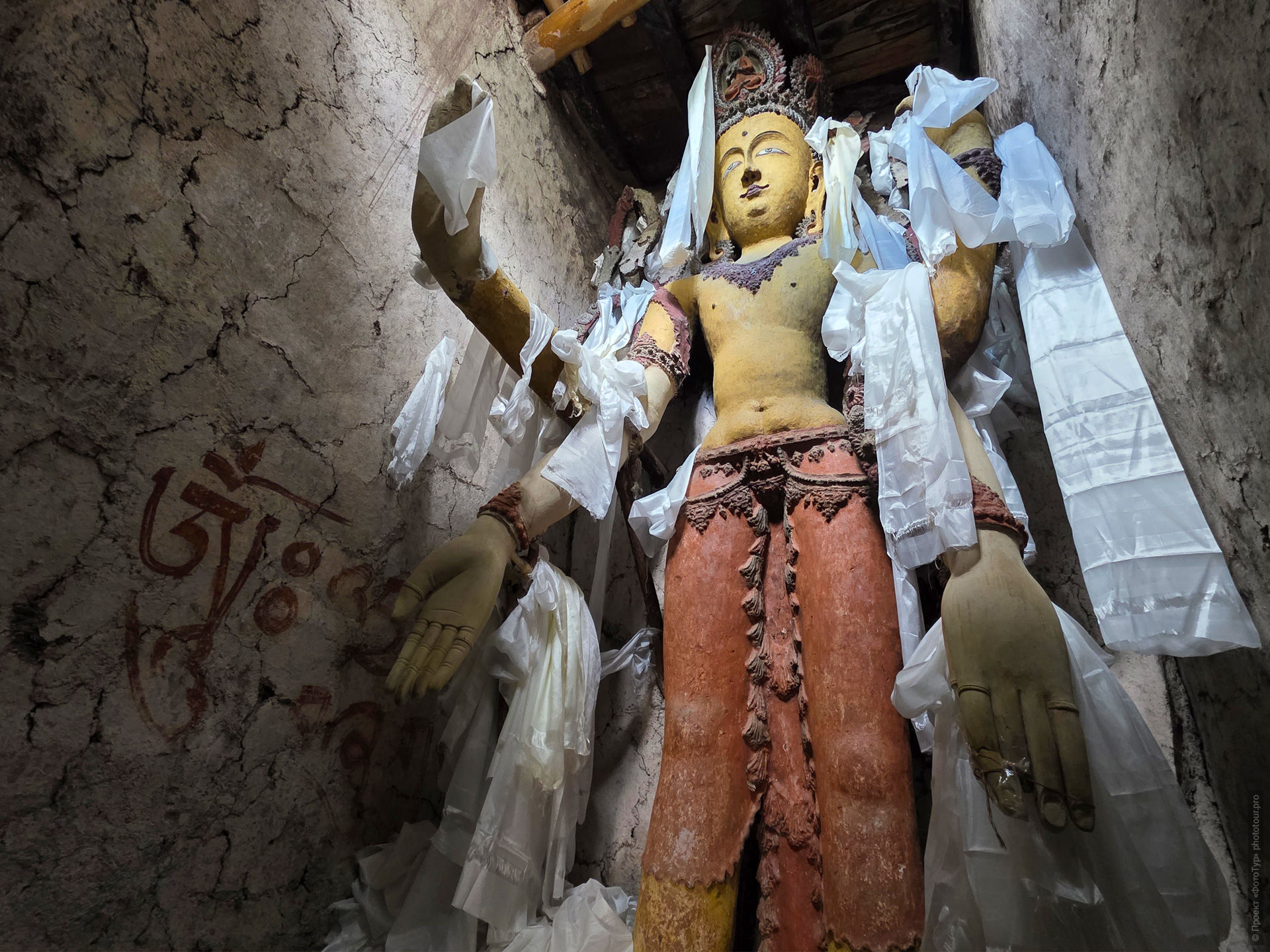 Сумда Чунг интерьер, апсида Сумда Чунг, Махавайрочана Сумда Чунг, Ваджрадхату мандала Сумда Чунг, 37 божеств Сумда Чунг, стукко скульптуры Сумда Чунг, фрески Сумда Чунг, древний храм Ладакх интерьер, буддийские росписи Ладакх фото, четырёхликий Махавайрочана Ладакх, скульптура Западные Гималаи XII век, ниша главного храма Сумда Чунг