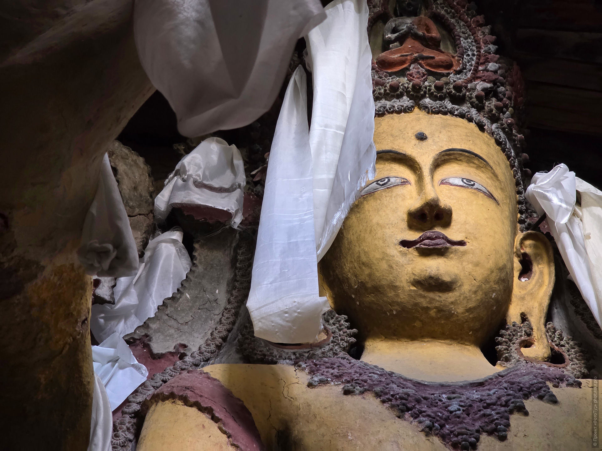 Сумда Чунг интерьер, апсида Сумда Чунг, Махавайрочана Сумда Чунг, Ваджрадхату мандала Сумда Чунг, 37 божеств Сумда Чунг, стукко скульптуры Сумда Чунг, фрески Сумда Чунг, древний храм Ладакх интерьер, буддийские росписи Ладакх фото, четырёхликий Махавайрочана Ладакх, скульптура Западные Гималаи XII век, ниша главного храма Сумда Чунг