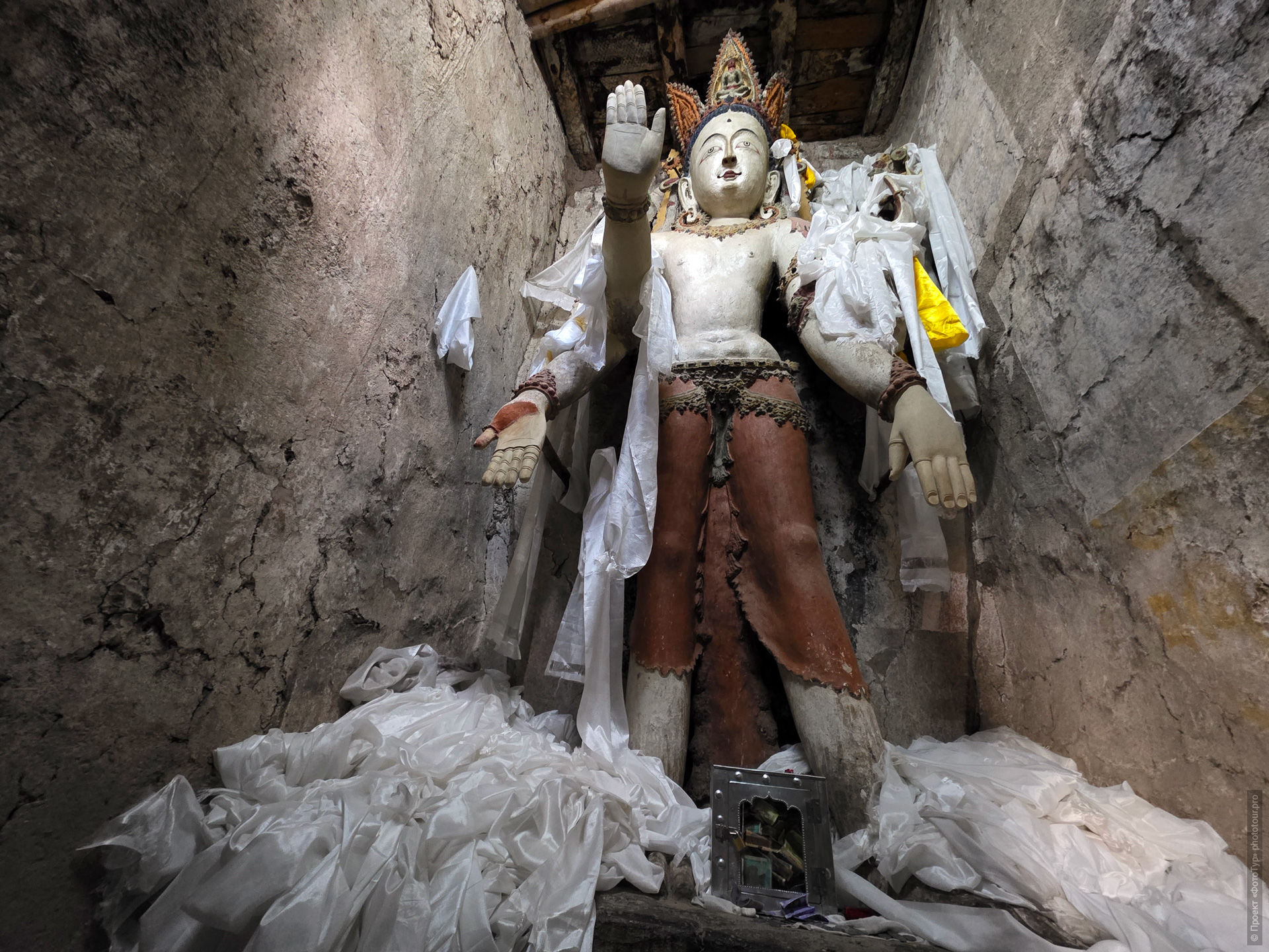 Сумда Чунг интерьер, апсида Сумда Чунг, Махавайрочана Сумда Чунг, Ваджрадхату мандала Сумда Чунг, 37 божеств Сумда Чунг, стукко скульптуры Сумда Чунг, фрески Сумда Чунг, древний храм Ладакх интерьер, буддийские росписи Ладакх фото, четырёхликий Махавайрочана Ладакх, скульптура Западные Гималаи XII век, ниша главного храма Сумда Чунг