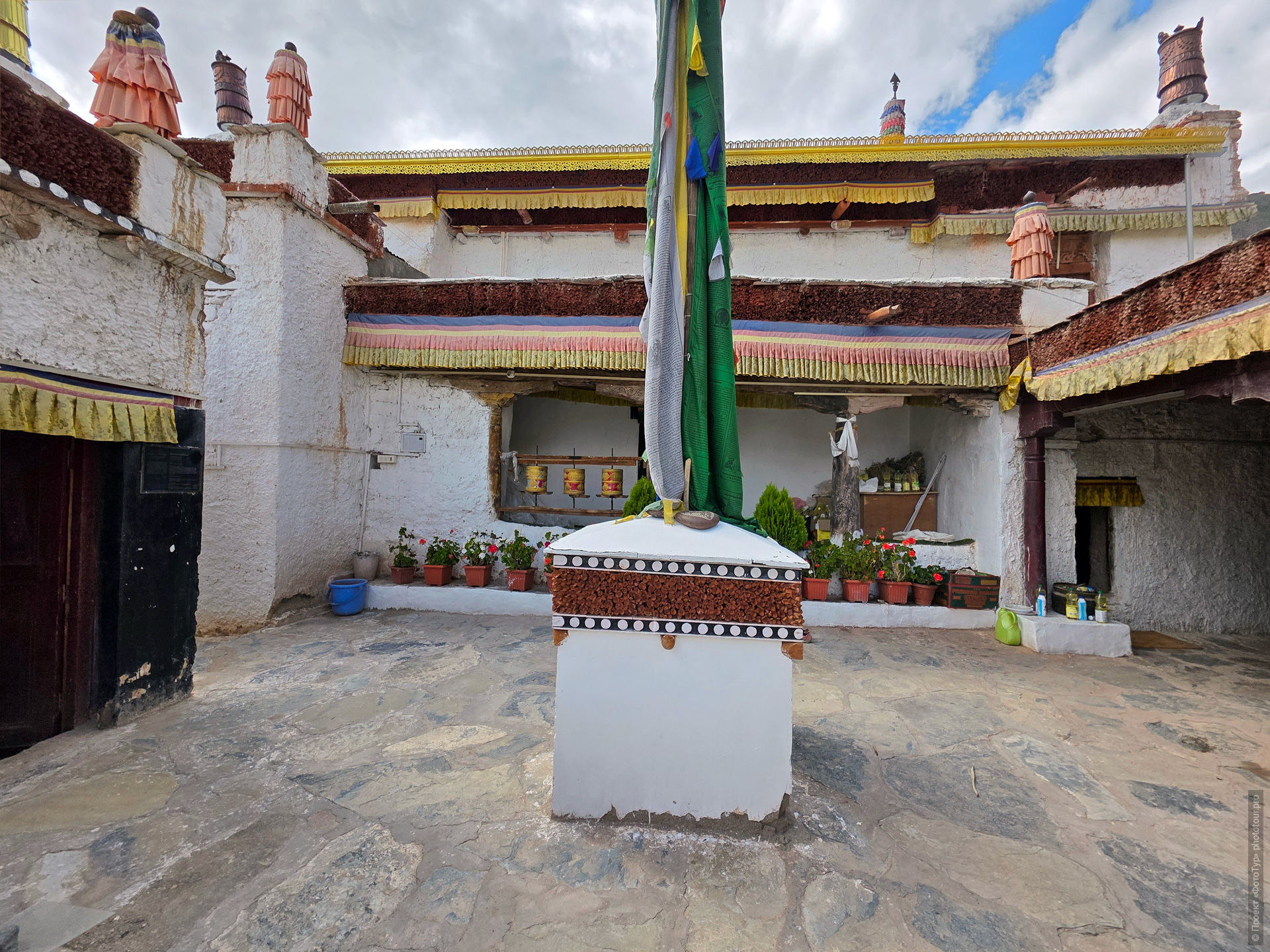 Сумда Чунг интерьер, апсида Сумда Чунг, Махавайрочана Сумда Чунг, Ваджрадхату мандала Сумда Чунг, 37 божеств Сумда Чунг, стукко скульптуры Сумда Чунг, фрески Сумда Чунг, древний храм Ладакх интерьер, буддийские росписи Ладакх фото, четырёхликий Махавайрочана Ладакх, скульптура Западные Гималаи XII век, ниша главного храма Сумда Чунг