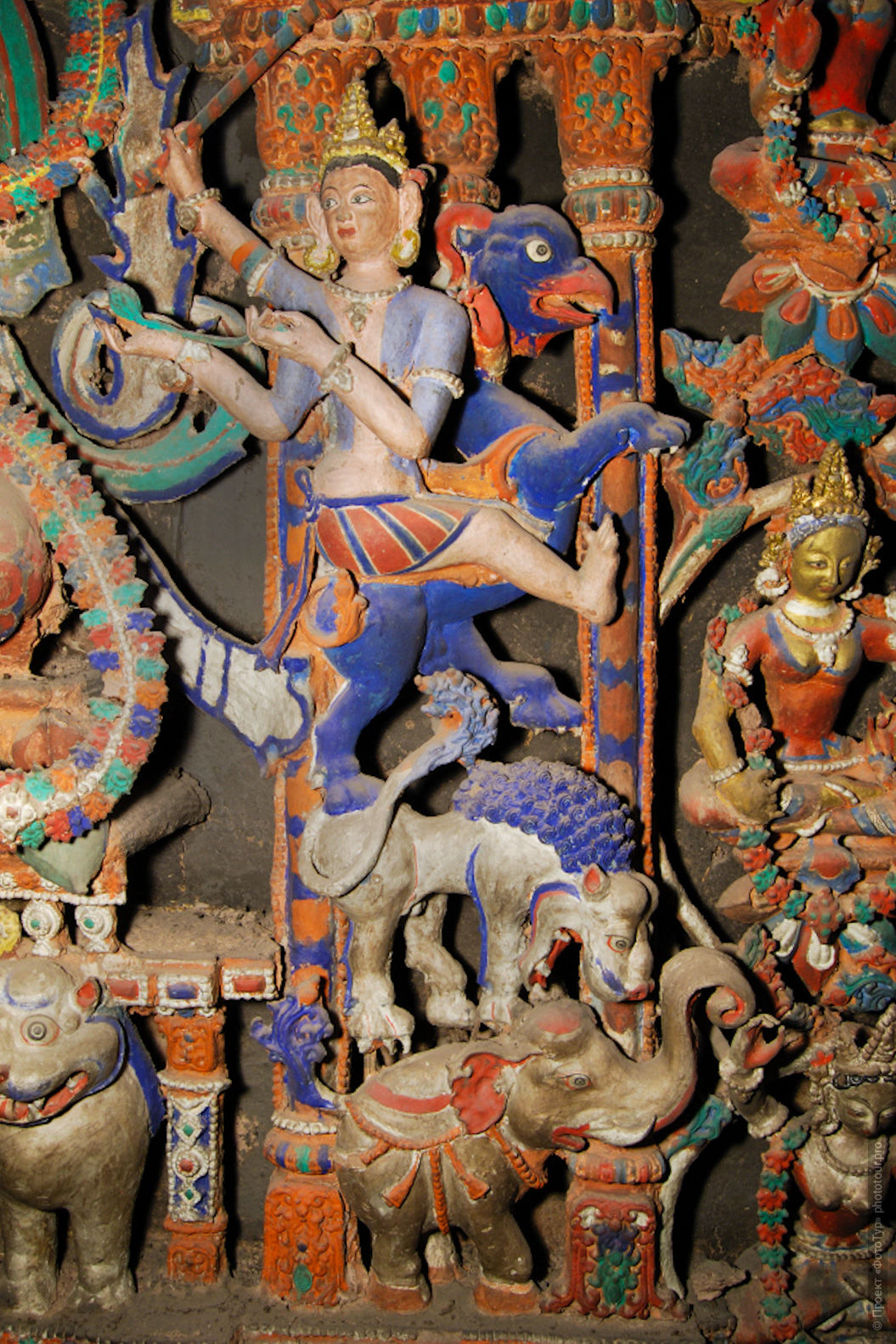 Сумда Чунг интерьер, апсида Сумда Чунг, Махавайрочана Сумда Чунг, Ваджрадхату мандала Сумда Чунг, 37 божеств Сумда Чунг, стукко скульптуры Сумда Чунг, фрески Сумда Чунг, древний храм Ладакх интерьер, буддийские росписи Ладакх фото, четырёхликий Махавайрочана Ладакх, скульптура Западные Гималаи XII век, ниша главного храма Сумда Чунг