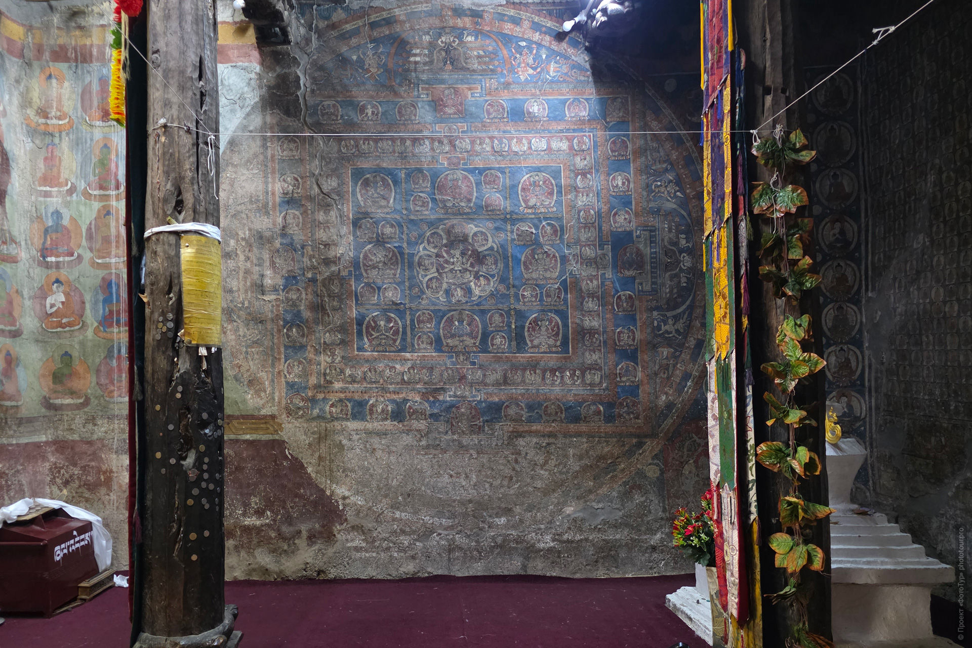 Сумда Чунг интерьер, апсида Сумда Чунг, Махавайрочана Сумда Чунг, Ваджрадхату мандала Сумда Чунг, 37 божеств Сумда Чунг, стукко скульптуры Сумда Чунг, фрески Сумда Чунг, древний храм Ладакх интерьер, буддийские росписи Ладакх фото, четырёхликий Махавайрочана Ладакх, скульптура Западные Гималаи XII век, ниша главного храма Сумда Чунг