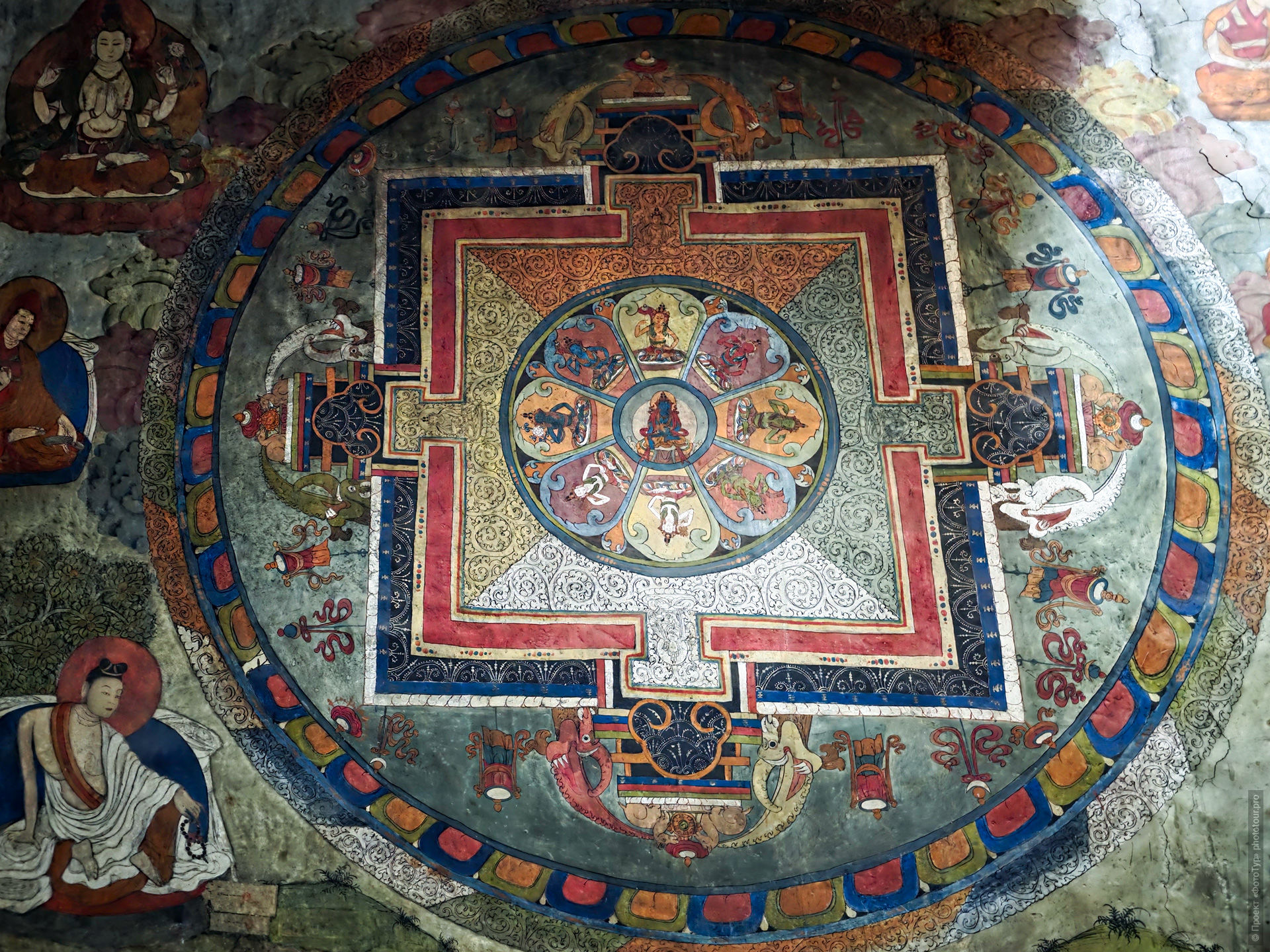 Сумда Чунг интерьер, апсида Сумда Чунг, Махавайрочана Сумда Чунг, Ваджрадхату мандала Сумда Чунг, 37 божеств Сумда Чунг, стукко скульптуры Сумда Чунг, фрески Сумда Чунг, древний храм Ладакх интерьер, буддийские росписи Ладакх фото, четырёхликий Махавайрочана Ладакх, скульптура Западные Гималаи XII век, ниша главного храма Сумда Чунг