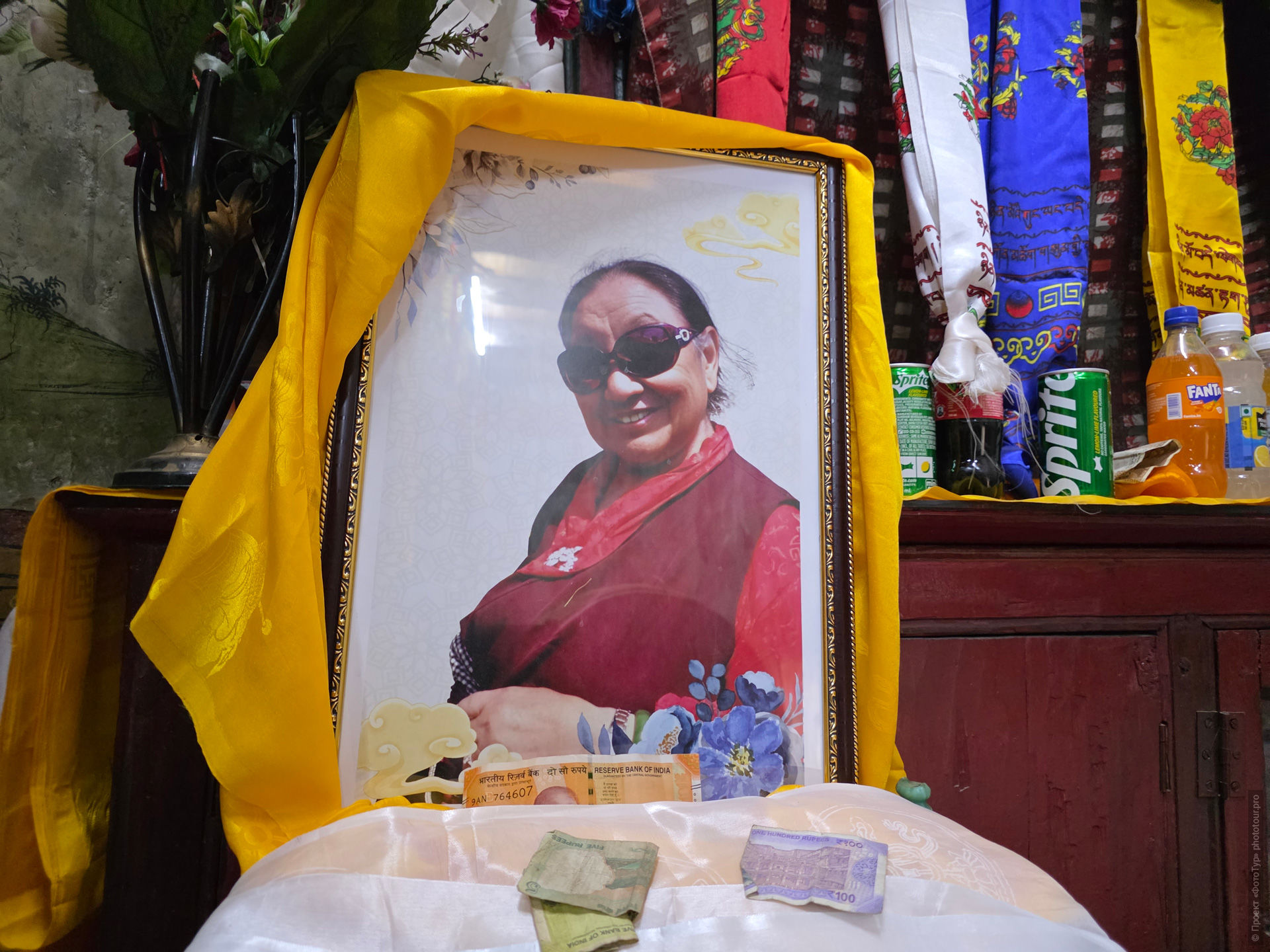 Сумда Чунг интерьер, апсида Сумда Чунг, Махавайрочана Сумда Чунг, Ваджрадхату мандала Сумда Чунг, 37 божеств Сумда Чунг, стукко скульптуры Сумда Чунг, фрески Сумда Чунг, древний храм Ладакх интерьер, буддийские росписи Ладакх фото, четырёхликий Махавайрочана Ладакх, скульптура Западные Гималаи XII век, ниша главного храма Сумда Чунг