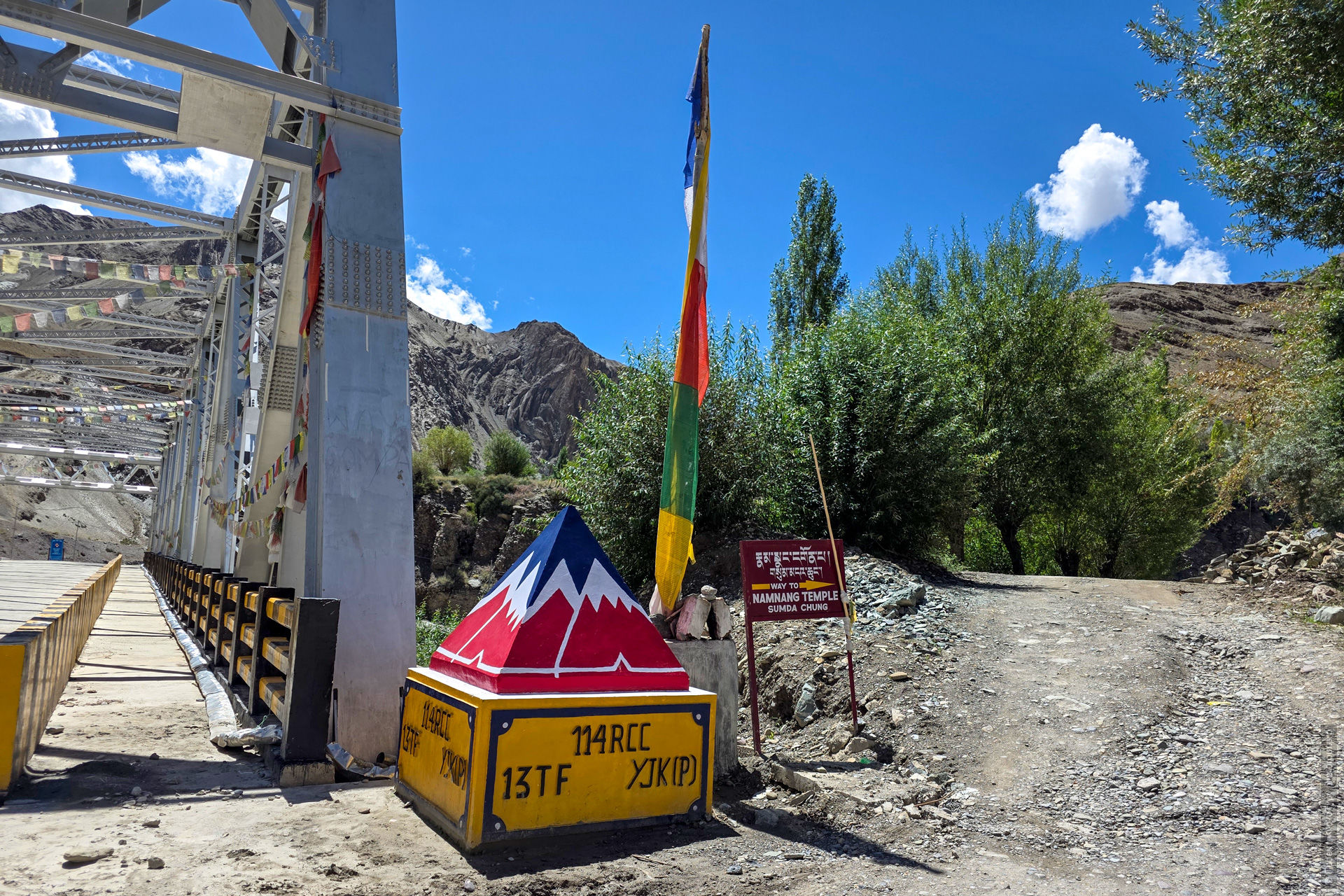 Сумда Чунг интерьер, апсида Сумда Чунг, Махавайрочана Сумда Чунг, Ваджрадхату мандала Сумда Чунг, 37 божеств Сумда Чунг, стукко скульптуры Сумда Чунг, фрески Сумда Чунг, древний храм Ладакх интерьер, буддийские росписи Ладакх фото, четырёхликий Махавайрочана Ладакх, скульптура Западные Гималаи XII век, ниша главного храма Сумда Чунг