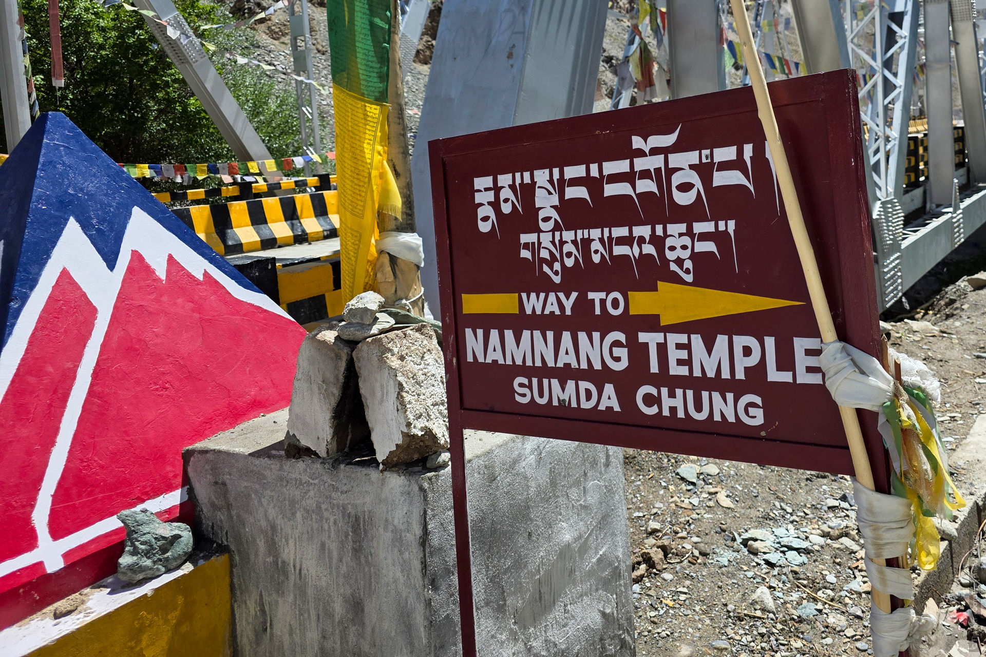 Сумда Чунг интерьер, апсида Сумда Чунг, Махавайрочана Сумда Чунг, Ваджрадхату мандала Сумда Чунг, 37 божеств Сумда Чунг, стукко скульптуры Сумда Чунг, фрески Сумда Чунг, древний храм Ладакх интерьер, буддийские росписи Ладакх фото, четырёхликий Махавайрочана Ладакх, скульптура Западные Гималаи XII век, ниша главного храма Сумда Чунг