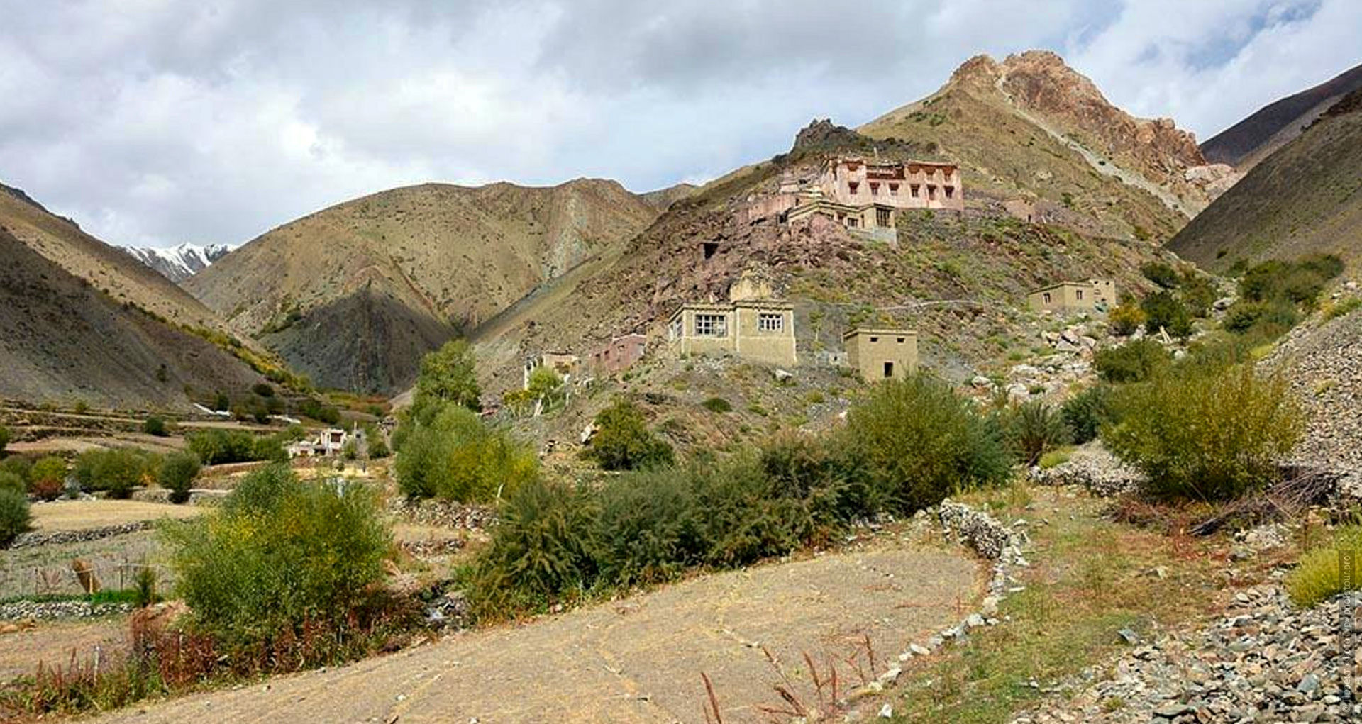 Sumda Chun interior, Sumda Chun apse, Sumda Chun Mahavairocana statue, Vajradhatu mandala Sumda Chun, 37 deities Sumda Chun, Sumda Chun stucco sculptures, Sumda Chun wall paintings, Western Himalayan Buddhist murals, Ladakh ancient temple interior, Alchi group sculpture, Sumda Chun four-faced Mahavairocana, Himalayan clay sculpture, Sumda Chun monastery apse details