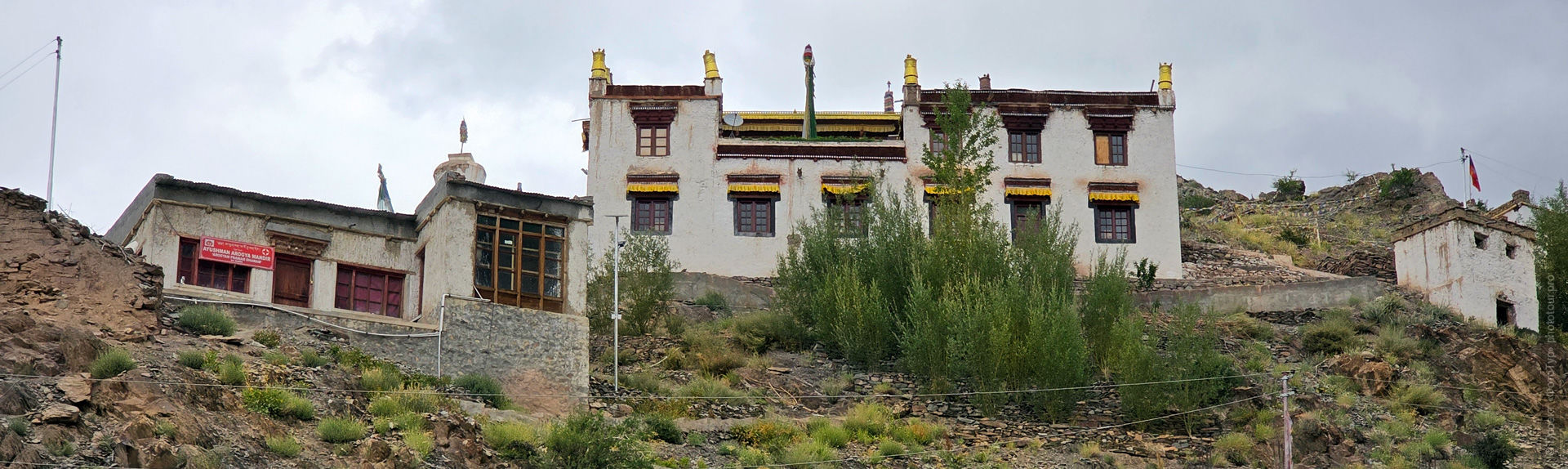 Сумда Чунг интерьер, апсида Сумда Чунг, Махавайрочана Сумда Чунг, Ваджрадхату мандала Сумда Чунг, 37 божеств Сумда Чунг, стукко скульптуры Сумда Чунг, фрески Сумда Чунг, древний храм Ладакх интерьер, буддийские росписи Ладакх фото, четырёхликий Махавайрочана Ладакх, скульптура Западные Гималаи XII век, ниша главного храма Сумда Чунг