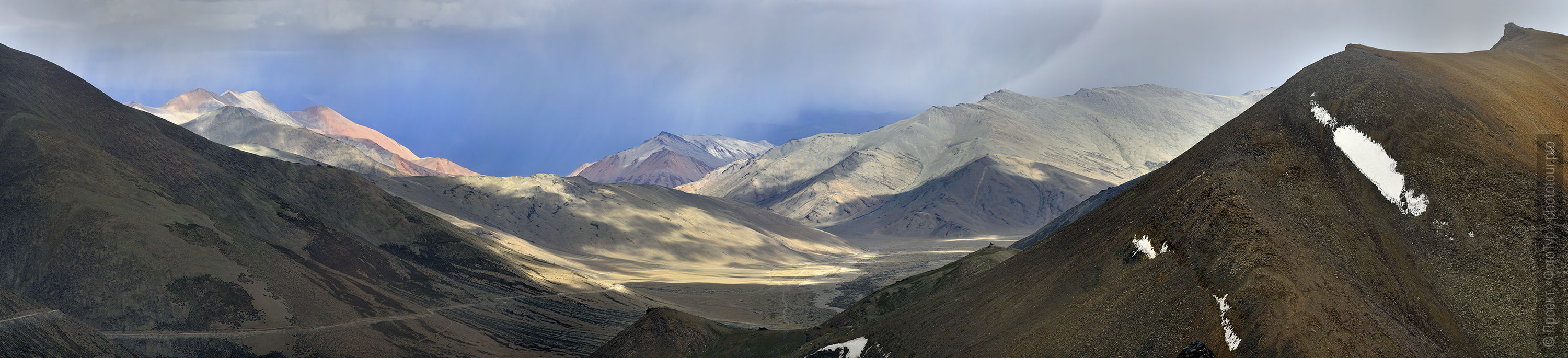 View of the Rupshu valley from the Taglung La pass, Ladakh. Expedition Tibet Lake-2: Pangong, Tso Moriri, Tso Kar, Tso Startsapak, Leh-Manali highway.