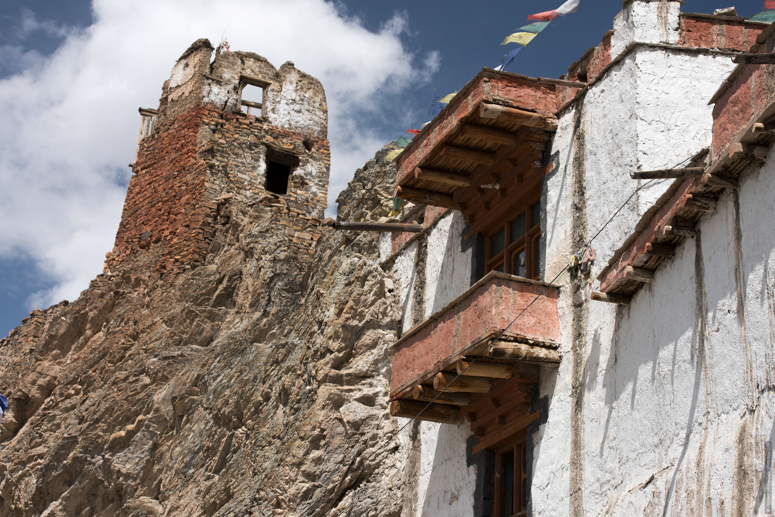 Остатки старой крепости над буддийским монастырем Ванла Гонпа, Ладакх, Северная Индия.