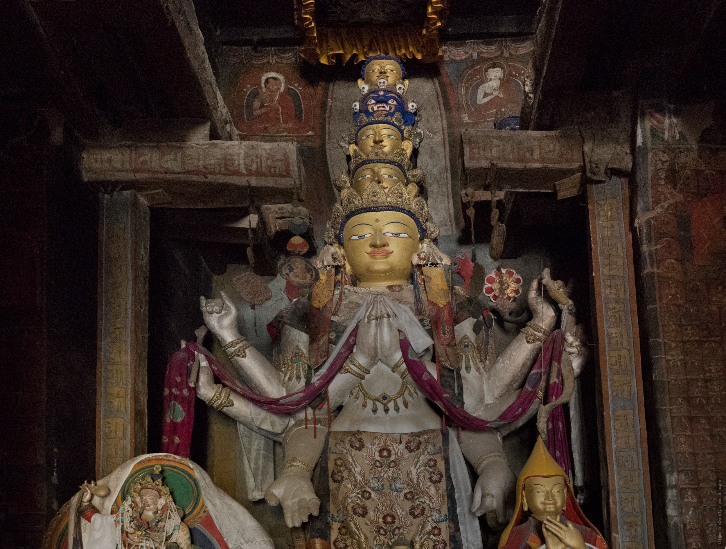 Древняя скульптура Авалокитешвары в буддийском монастыре ВанЛа Гонпа, Ладакх, Северная Индия.