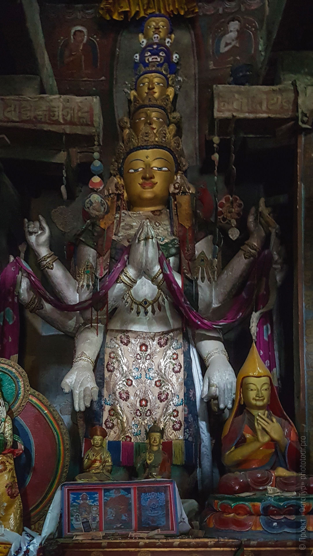 Статуя Авалокитешвары в буддийском монастыре ВанЛа Гонпа, Ладакх, Индия.